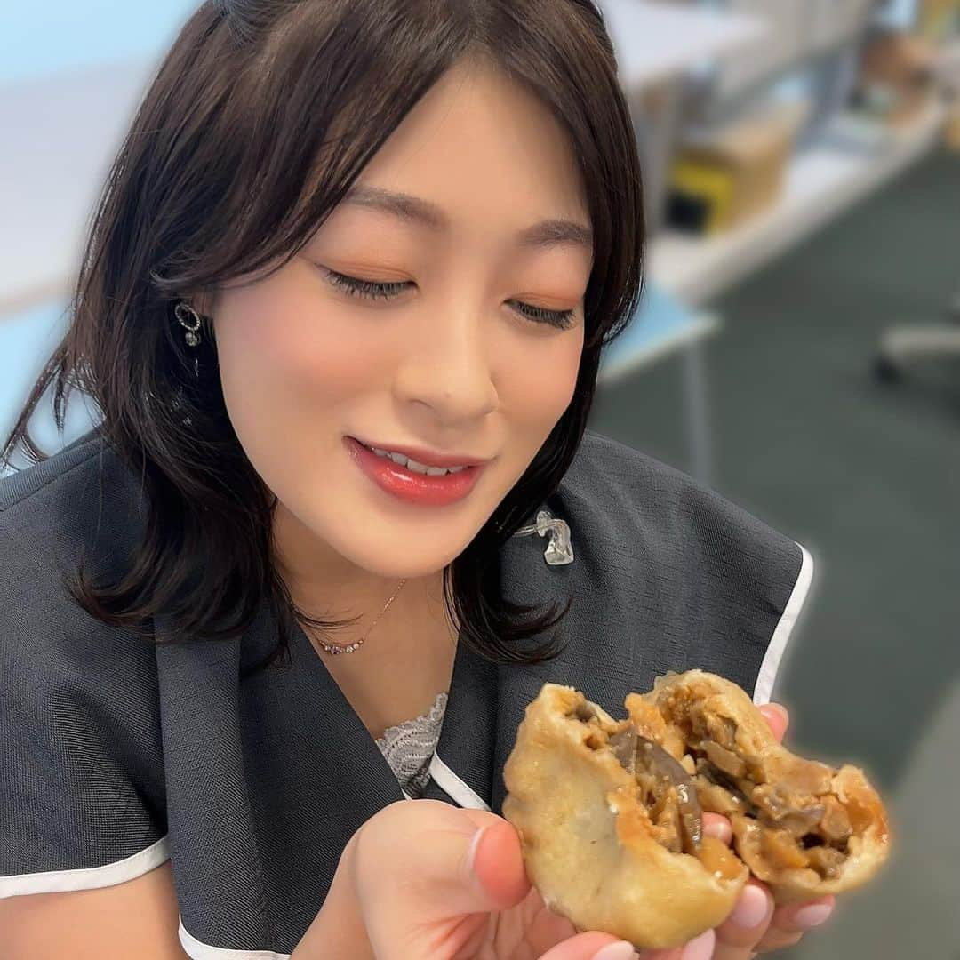 小宮山瑞季さんのインスタグラム写真 - (小宮山瑞季Instagram)「先輩からいただいたおやき☺️💓 中を割ってみると、ナスがたっぷり！ 具だくさんだったので、 1個食べたらおなかいっぱいに★ ニュース本番前の活力になりました😎✨  このおやきをつくっているのは、 長野市にあるおやきの店ほり川さん。 わたしも土曜はこれダネッ！のときに 取材に伺ったことがあるのですが、 アイデアメニューが豊富で、 楽しかった思い出があります🌼🌼🌼  ほり川さんでは、いま伝統野菜の小森茄子をつかった 丸ナスのおやきも大人気だそう☺️🍀✨ 小森茄子は、いま生産量が激減していて 栽培を増やすだけでなく、 食べて小森茄子の魅力を広める活動も 行われています。  みんなの信州で紹介した小森茄子の特集は、 長野放送ニュースのYouTubeに 近くアップされる予定です🍆 是非ご覧ください🎈🌈  それではみなさん、よい三連休を💓💞   #みんなの信州  #小森茄子  #ナス  #eggplant  #伝統野菜  #長野  #nagano  #おやつ  #おやき  #oyaki  #長野土産  #おやきの店ほり川  #おやきの店  #丸ナス  #おいしいですよね  #長野放送  #土曜はこれダネッ  #ニュース  #news  #YouTube  #三連休  #良い週末を  #アナウンサー  #小宮山瑞季」7月15日 18時28分 - komiyama_mizuki