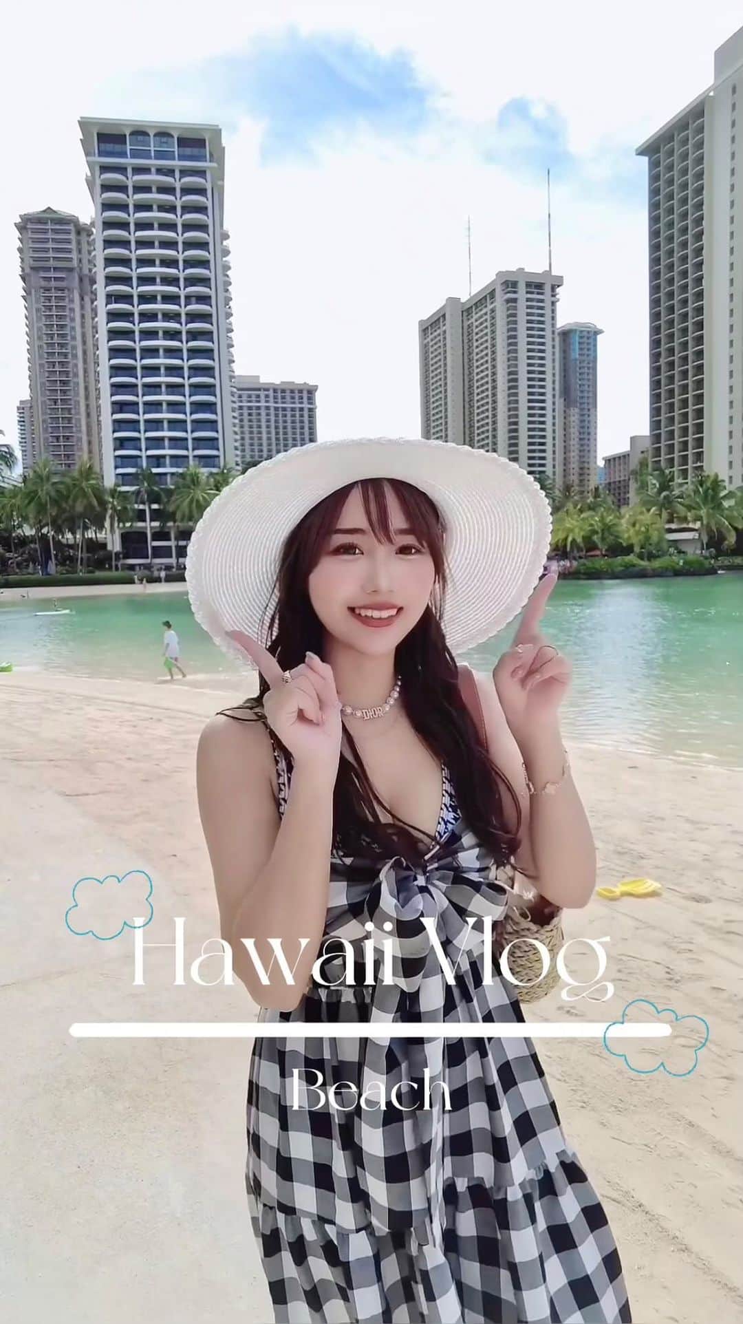 加藤里奈のインスタグラム：「⋆  ビーチ散策🏖️  #海外旅行 #海外 #海外コーデ #旅行 #旅行コーデ #旅行好きな人と繋がりたい #旅行記 #ハワイ #ハワイ旅行 #ハワイグルメ #ハワイ生活 #ハワイアンカフェ #ホノルル #ワイキキ #Hawaii #hawaiistagram #hawaiisbestphotos #hawaiilife #waikiki #hilton #hiltongrandvacations」