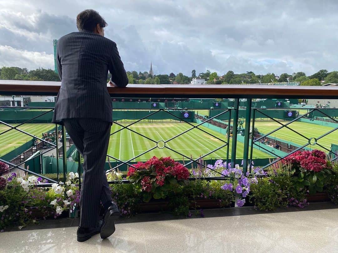 石黒賢のインスタグラム：「今年もトロフィールームで撮影しました この模様は明日のO.Aで！ #wimbledon」