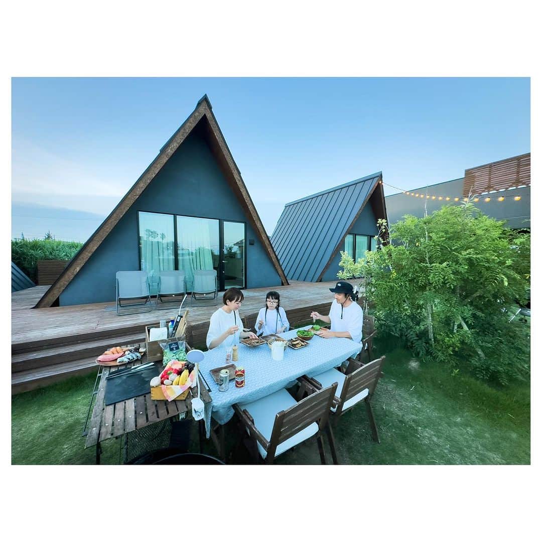 肥野竜也のインスタグラム：「＂Family trip＂ @tent.ichinomiya 以前からグランピングに興味があり「TENT ichinomiya glamping resort」に行って来ました。 家族旅行では初のグランピング！ 都心から90分と近くて、海も近くにあるし、アウトドアを何もかもわからない、そんな我々ファミリーでも手ぶらで心配なく楽しむ事が出来ました。 スタッフの方々が本当丁寧に色々教えて下さったので助かりました。 何回かに分けて、"初グランピング"と"TENT"さんのご紹介をします！ ⁡ 動画は"Reels"でアップします。 ⁡ #家族旅行 #家族 #ファミリー #旅行 #グランピング #テント一宮グランピングリゾート #tent #tentichinomiyaresort #familytrip #trip #vacation #emifamtrip #glamping」