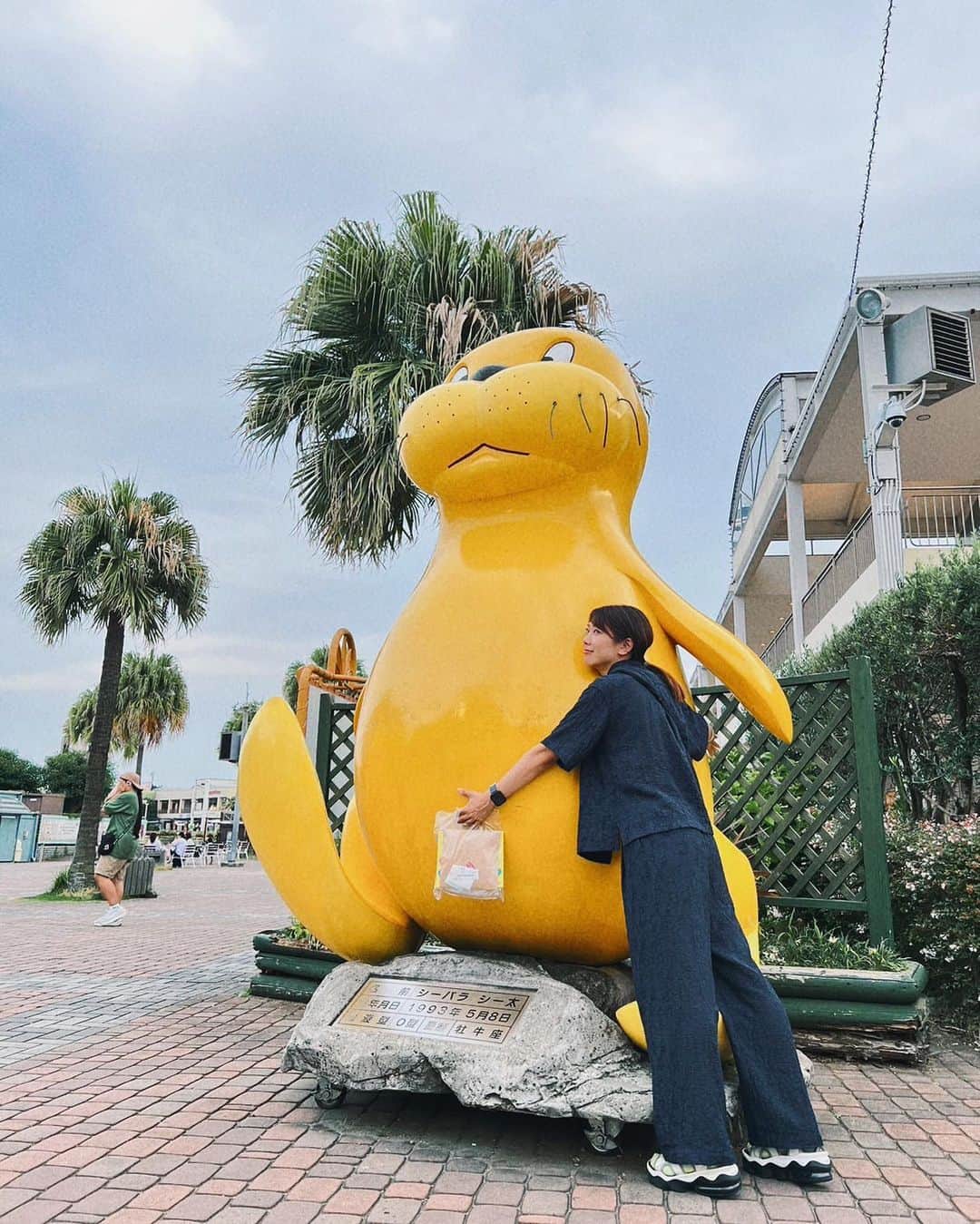 山崎あおいのインスタグラム：「この間、友達とシーパラに行ってきた！ 久しぶりのプチ遠出、楽しかった〜。  お土産に買ったシロイルカの可愛いクッキー。寄り道した野毛の飲み屋さんで居合わせた、知らないおじさん達に配ったら、全部無くなった。」