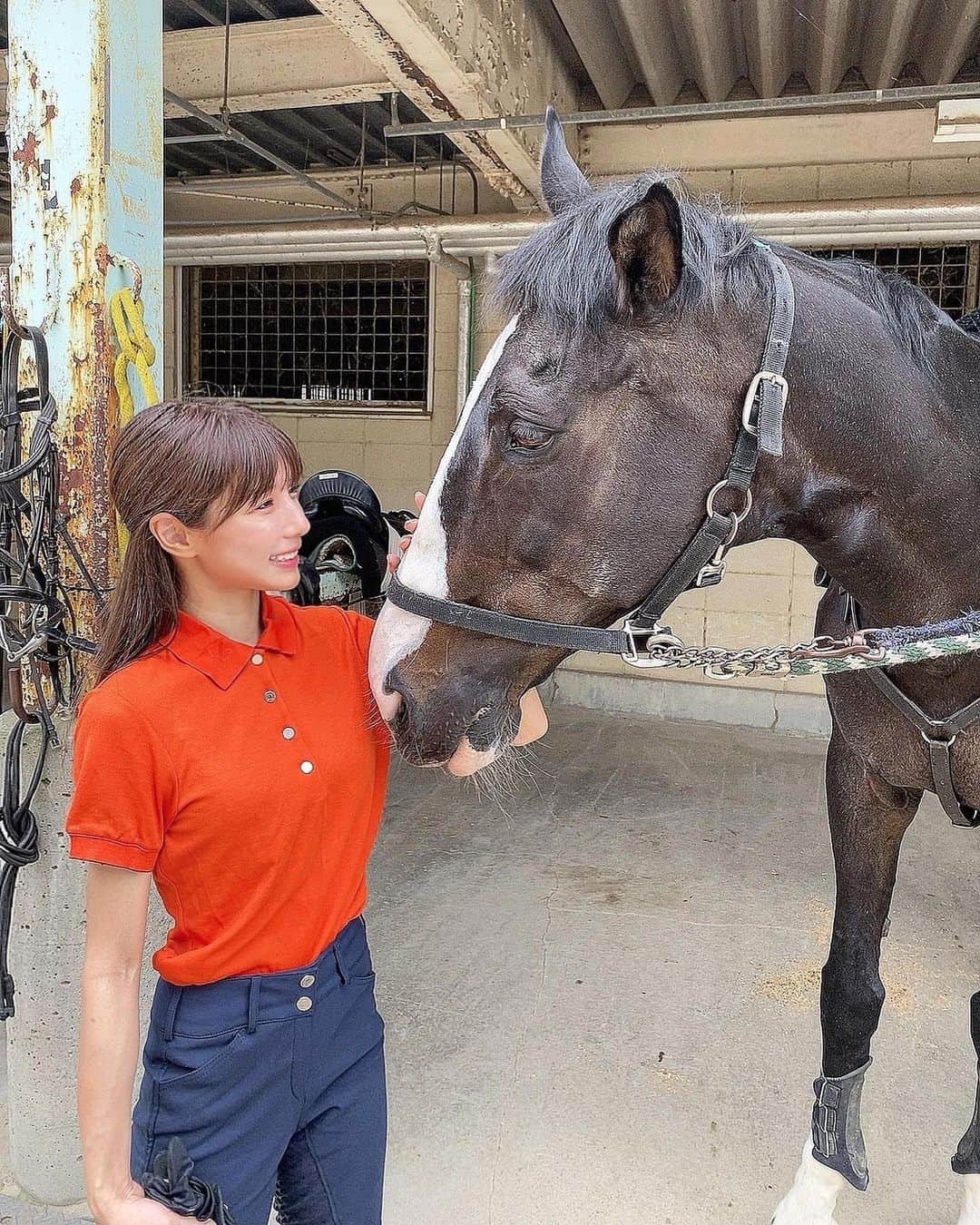 夏本あさみのインスタグラム：「久しぶりに朝から乗馬🐴🤍🤍 乗馬の日しか早起きできません。。」