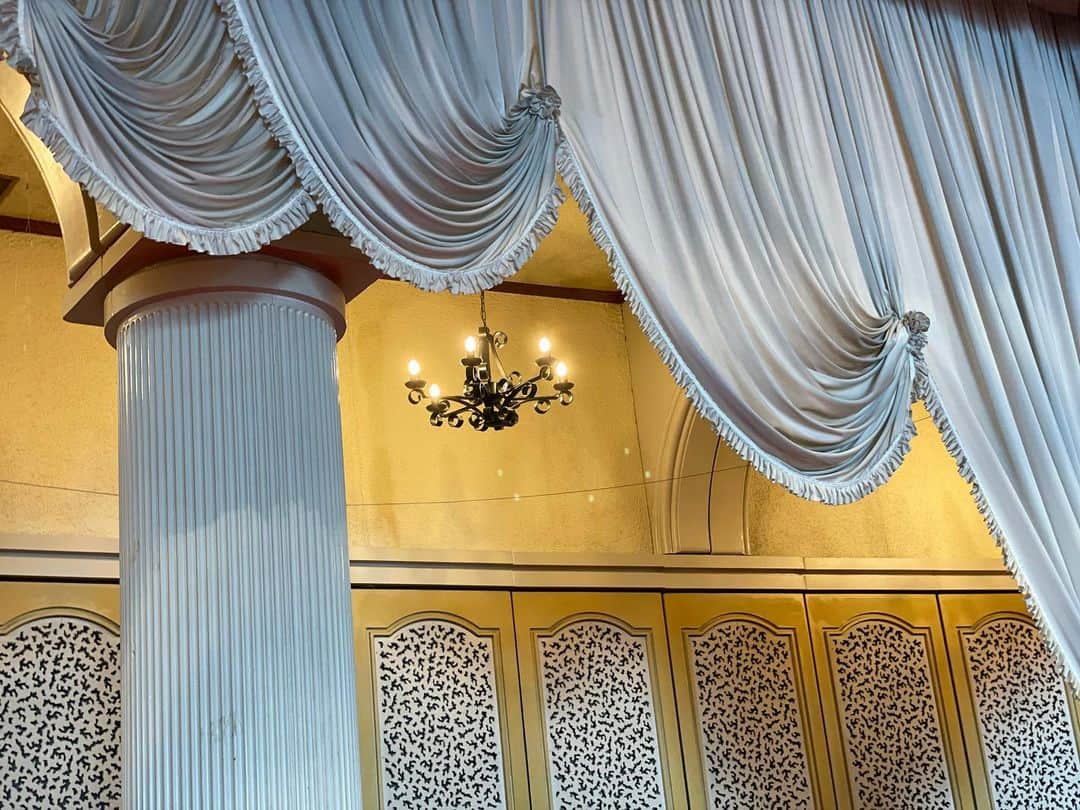 甲斐みのりさんのインスタグラム写真 - (甲斐みのりInstagram)「・ ホテルニューアカオ・その2。  安心してください。 宮殿のようなメインダイニング健在です。 真紅の絨毯含め、かつての趣、守られています。  #観光ホテル旅案内 #クラシックホテル案内 #建子建子建子」7月15日 18時35分 - minori_loule