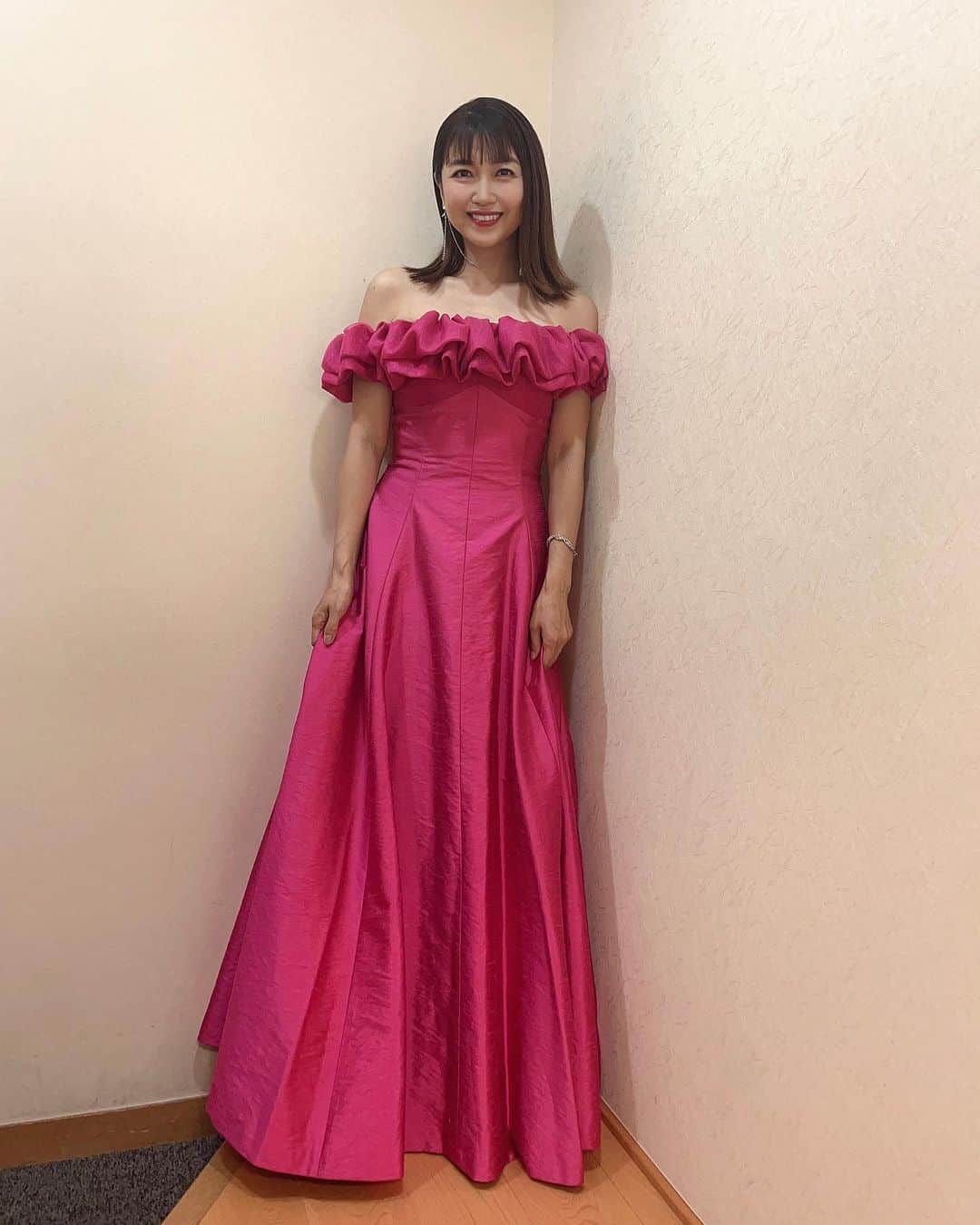 新妻聖子さんのインスタグラム写真 - (新妻聖子Instagram)「7月15日(土)放送 TBS 「音楽の日」①  スタッフさん、生放送でお忙しいだろうに毎回楽屋に手書きのメッセージを置いておいてくださるの本当に素敵🥺✨  17時台の特別ミュージカル企画  まずは、マモちゃんこと宮野真守さんと「Memory」を歌わせていただきました！「王家の紋章」初演で苦楽を共にしたマモミルー✋👑🤚  今日は「CATS」だから 聖子グリザベラ🐈‍⬛ まもシラバブ🐈  リハーサルでは「歌い終わりでチュール取り出して食べようか…」とか言い合って緊張をほぐしながら、本番はビシッと頑張りました🫶  そして！たくさんのミュージカル界の仲間たちと「This is me」を！！  迫力のダンス振り付けは「ボディガード」ファミリーのゆっこ @yukiko_hashimoto1130 こと橋本由希子ちゃん！「for we’re glorious!!」の所の振り、照明と相まってバキバキにかっこよかったですね！！！👏  「This is me」の歌詞は、今こそ届けたいねと。 総勢23名でのパフォーマンス。  I'm not scared to be seen 見られたって怖くない I make no apologies 謝ったりもしない THIS IS ME これが私 映画「グレイテスト・ショーマン」より  毎日いろんな事があって 苦しい思いをしている人もいるかもしれない でも自分に自信がないなんてどうか思わないで あなたがどれほど素敵か 絶対に忘れないでほしい #thisisme #weareglorious #youareenough #音楽の日 #新妻聖子」7月15日 18時36分 - seikoniizuma