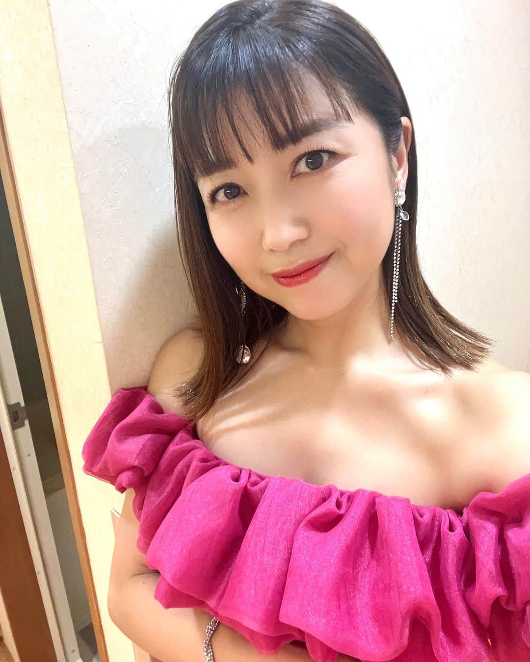 新妻聖子のインスタグラム：「7月15日(土)放送 TBS 「音楽の日」①  スタッフさん、生放送でお忙しいだろうに毎回楽屋に手書きのメッセージを置いておいてくださるの本当に素敵🥺✨  17時台の特別ミュージカル企画  まずは、マモちゃんこと宮野真守さんと「Memory」を歌わせていただきました！「王家の紋章」初演で苦楽を共にしたマモミルー✋👑🤚  今日は「CATS」だから 聖子グリザベラ🐈‍⬛ まもシラバブ🐈  リハーサルでは「歌い終わりでチュール取り出して食べようか…」とか言い合って緊張をほぐしながら、本番はビシッと頑張りました🫶  そして！たくさんのミュージカル界の仲間たちと「This is me」を！！  迫力のダンス振り付けは「ボディガード」ファミリーのゆっこ @yukiko_hashimoto1130 こと橋本由希子ちゃん！「for we’re glorious!!」の所の振り、照明と相まってバキバキにかっこよかったですね！！！👏  「This is me」の歌詞は、今こそ届けたいねと。 総勢23名でのパフォーマンス。  I'm not scared to be seen 見られたって怖くない I make no apologies 謝ったりもしない THIS IS ME これが私 映画「グレイテスト・ショーマン」より  毎日いろんな事があって 苦しい思いをしている人もいるかもしれない でも自分に自信がないなんてどうか思わないで あなたがどれほど素敵か 絶対に忘れないでほしい #thisisme #weareglorious #youareenough #音楽の日 #新妻聖子」