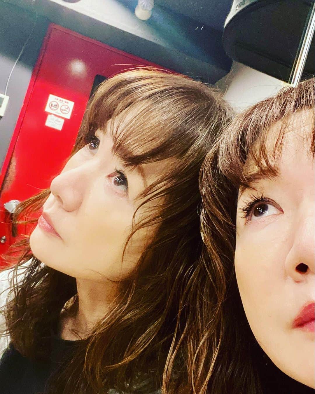 平松愛理のインスタグラム：「ちょっとボーッとしてる 先日8/7(月)のライブRH休憩タイム  外は暑いし中は寒い🥶  ⁡ 真夏にはカーディガン必須🌻 ⁡ ⁡ ⁡ ⁡ ⁡ #暑さ対策  #hiramatsueri」