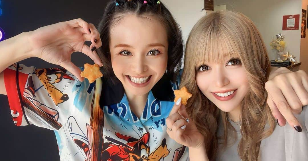 芹野莉奈さんのインスタグラム写真 - (芹野莉奈Instagram)「misonoちゃんにスターリーズさんがOPENした アイス屋さんに連れてってもらたァァ🥹💗 　 　 @starland.ice 🍨  映えアイスだし夜中までやってるみたいだし是非🥰 なのに私たちが手に持ってるのはポテトだけど🍟笑 　  misonoちゃん連れてってくれてありがとうございました😘💗 いつもほんとに感謝🥲🥲🥲🥲 　 　 スターリーズのお二人もありがとうでした😘😘😘 　 　 　 なんかアイス屋さんとかいいな〜🥰🥰🥰  　 　 #大阪グルメ #大阪カフェ #東大阪グルメ #東大阪カフェ #宝町 #宝町グルメ #アイス屋さん #深夜アイス #カフェランチ #starland #スターランド #インスタ映え #インスタ映えスイーツ」7月15日 18時48分 - serinorina