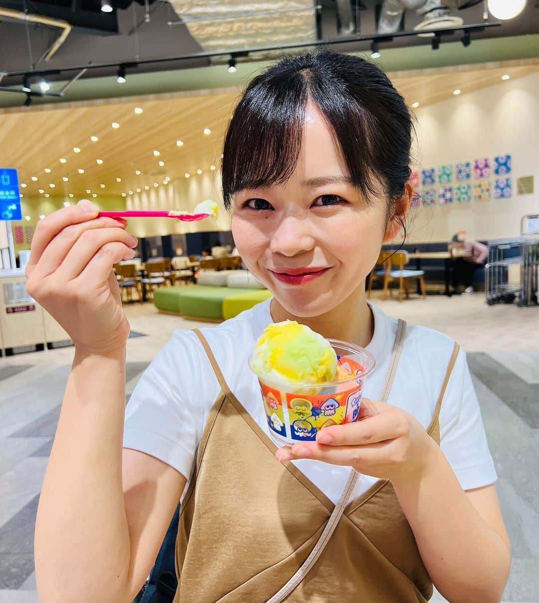 出世凪沙のインスタグラム：「. スプラトゥーン3コラボアイス🍨 期間限定とか弱いからこういうのすぐ買いがち😂 . そろそろ産後ダイエットしなきゃ〜と思いつつ 最近暑すぎて毎日アイス食べてる🫠 . #スプラトゥーン#期間限定#アイス#クッキー付き #産後ダイエット#アイスの誘惑には勝てない #熱中症対策 ってことで#明日は何食べよ」