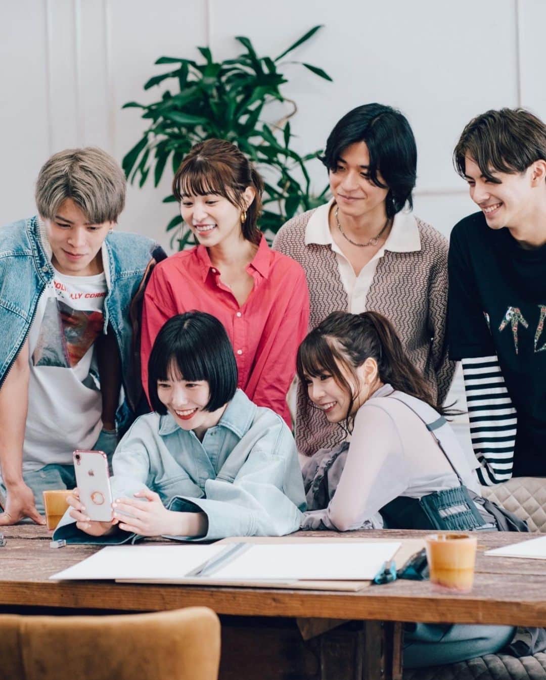 白鳥大珠さんのインスタグラム写真 - (白鳥大珠Instagram)「アトリエ作業って小学校の図工の時間思い出せて楽しい🪵🖌️ 👖@diesel  #オオカミちゃんには騙されない  #Netflix」7月15日 18時54分 - taijushiratori