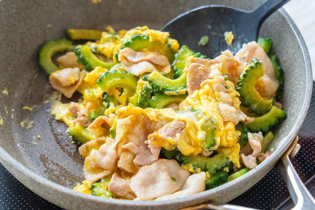 ぐっち夫婦さんのインスタグラム写真 - (ぐっち夫婦Instagram)「夏に食べたい炒め物！ 今日は「ゴーヤと豚バラと卵のチャンプルー」  🙋‍♂️ 沖縄行きてぇ〜 夏を思わせるうまいおかず^ ^ ゴーヤは苦味をほどよく抜いて、 豚肉と卵を合わせて 胡麻油でさっと仕上げました！  🙋‍♀️栄養たっぷり！！ 胡麻油の香りがまたいいね👍  夏になると食べたくなるチャンプルーを 今日は手軽に豆腐を入れずに仕立てました^ ^ めんつゆで楽だね👍  ☻☻ⒽⒺⓁⓁⓄ☻☻  「ゴーヤと豚バラと卵のチャンプルー」 🥞分量：2人分 ⏰調理時間：30分 ⭐️難易度：★☆☆  ゴーヤ　1本 塩　少々 砂糖　少々 卵　2個 A　塩　少々 A　こしょう　少々 豚バラ肉（薄切り）　150g B　酒　大さじ1 B　塩　少々 B　こしょう　少々  圧搾純正胡麻油　大さじ1 めんつゆ（2倍濃縮）　大さじ1  🐣下準備🐣 ゴーヤは縦半分に切り、スプーンでワタを除き、 5mm幅に切る。 塩、砂糖を振り、15分ほど置いておく。 キッチンペーパーなどで水気をしっかり取る。 卵はボウルに割り溶き、Aを入れて混ぜる。 豚バラ肉は3〜4cm幅に切り、Bを振る。  🙋‍♂️炒める🙋‍♀️ フライパンに圧搾純正を中火で熱し、 ゴーヤを炒める。ゴーヤが透き通ってきたら、 豚バラ肉を入れて炒め合わせる。  🙋‍♂️仕上げる🙋‍♀️ 豚肉に焼き色がついたらめんつゆを加え、 味がなじんできたら、 卵を入れてさっと炒め合わせ、皿に盛る。  ***  🍳レシピ概要 ゴーヤと豚バラ肉を切り、 フライパンに圧搾純正胡麻油を入れて ゴーヤを炒めます。透き通ってきたら 豚バラ肉も炒め合わせて、 焼き色がついたらめんつゆをいれ、 卵もさっと炒めたら完成！  ***  夏に嬉しいゴーヤと豚バラと卵の炒め物＾＾ まるで沖縄にいったかのような、 本場の味わいが楽しめます！ ゴーヤは塩と砂糖を振っておくことで 苦味が取れやすくなりますよ！  圧搾純正胡麻油はマルホンさんのを使用！ レシピ全体を香り豊かに仕上げます。 @maruhon_gomaabura_   ぐっち夫婦の今日なにたべよう？🙋‍♂️🍽🙋‍♀️  ***  🐣お知らせ🐣  📘✨好評発売中！ 「いろいろつくってきたけど、やっぱりこの味」  🎦 YouTube 【ぐっち夫婦のふたりごはん】でも レシピ配信しています〜！ 遊びにきてね🙋‍♂️🙋‍♀️ @gucci_fuufu  💬 LINEでレシピ検索できます！ @gucci_fuufu にて  ☻☻ⒽⒺⓁⓁⓄ☻☻  #japanesefood #japanesefoods #レシピ #料理記録 #手作り料理 #簡単レシピ #ふたりごはん #ウインナー #手料理 #今日のごはん #ぐっち夫婦 #料理好きな人と繋がりたい #圧縮純正胡麻油 #胡麻油 #マルホン胡麻油 #PR #ゴーヤ #ゴーヤチャンプルー #豚バラ肉 #夏レシピ」7月15日 18時55分 - gucci_fuufu