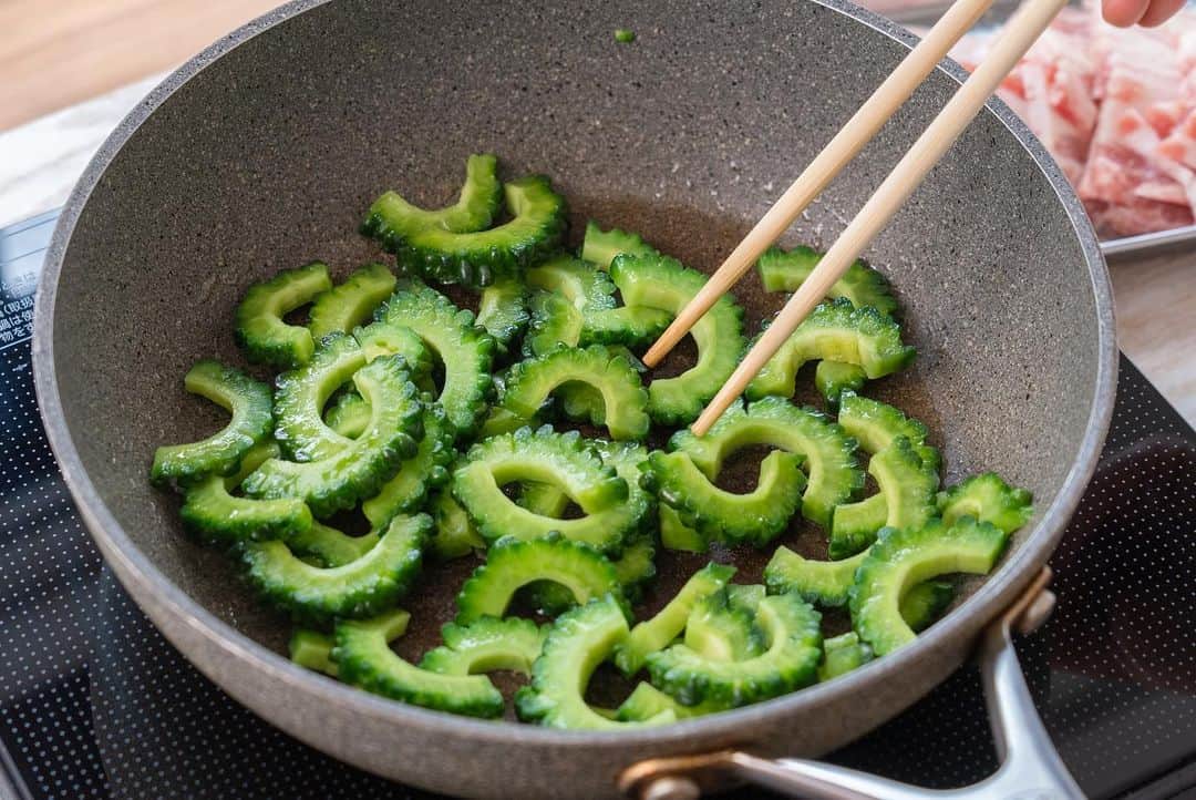 ぐっち夫婦さんのインスタグラム写真 - (ぐっち夫婦Instagram)「夏に食べたい炒め物！ 今日は「ゴーヤと豚バラと卵のチャンプルー」  🙋‍♂️ 沖縄行きてぇ〜 夏を思わせるうまいおかず^ ^ ゴーヤは苦味をほどよく抜いて、 豚肉と卵を合わせて 胡麻油でさっと仕上げました！  🙋‍♀️栄養たっぷり！！ 胡麻油の香りがまたいいね👍  夏になると食べたくなるチャンプルーを 今日は手軽に豆腐を入れずに仕立てました^ ^ めんつゆで楽だね👍  ☻☻ⒽⒺⓁⓁⓄ☻☻  「ゴーヤと豚バラと卵のチャンプルー」 🥞分量：2人分 ⏰調理時間：30分 ⭐️難易度：★☆☆  ゴーヤ　1本 塩　少々 砂糖　少々 卵　2個 A　塩　少々 A　こしょう　少々 豚バラ肉（薄切り）　150g B　酒　大さじ1 B　塩　少々 B　こしょう　少々  圧搾純正胡麻油　大さじ1 めんつゆ（2倍濃縮）　大さじ1  🐣下準備🐣 ゴーヤは縦半分に切り、スプーンでワタを除き、 5mm幅に切る。 塩、砂糖を振り、15分ほど置いておく。 キッチンペーパーなどで水気をしっかり取る。 卵はボウルに割り溶き、Aを入れて混ぜる。 豚バラ肉は3〜4cm幅に切り、Bを振る。  🙋‍♂️炒める🙋‍♀️ フライパンに圧搾純正を中火で熱し、 ゴーヤを炒める。ゴーヤが透き通ってきたら、 豚バラ肉を入れて炒め合わせる。  🙋‍♂️仕上げる🙋‍♀️ 豚肉に焼き色がついたらめんつゆを加え、 味がなじんできたら、 卵を入れてさっと炒め合わせ、皿に盛る。  ***  🍳レシピ概要 ゴーヤと豚バラ肉を切り、 フライパンに圧搾純正胡麻油を入れて ゴーヤを炒めます。透き通ってきたら 豚バラ肉も炒め合わせて、 焼き色がついたらめんつゆをいれ、 卵もさっと炒めたら完成！  ***  夏に嬉しいゴーヤと豚バラと卵の炒め物＾＾ まるで沖縄にいったかのような、 本場の味わいが楽しめます！ ゴーヤは塩と砂糖を振っておくことで 苦味が取れやすくなりますよ！  圧搾純正胡麻油はマルホンさんのを使用！ レシピ全体を香り豊かに仕上げます。 @maruhon_gomaabura_   ぐっち夫婦の今日なにたべよう？🙋‍♂️🍽🙋‍♀️  ***  🐣お知らせ🐣  📘✨好評発売中！ 「いろいろつくってきたけど、やっぱりこの味」  🎦 YouTube 【ぐっち夫婦のふたりごはん】でも レシピ配信しています〜！ 遊びにきてね🙋‍♂️🙋‍♀️ @gucci_fuufu  💬 LINEでレシピ検索できます！ @gucci_fuufu にて  ☻☻ⒽⒺⓁⓁⓄ☻☻  #japanesefood #japanesefoods #レシピ #料理記録 #手作り料理 #簡単レシピ #ふたりごはん #ウインナー #手料理 #今日のごはん #ぐっち夫婦 #料理好きな人と繋がりたい #圧縮純正胡麻油 #胡麻油 #マルホン胡麻油 #PR #ゴーヤ #ゴーヤチャンプルー #豚バラ肉 #夏レシピ」7月15日 18時55分 - gucci_fuufu