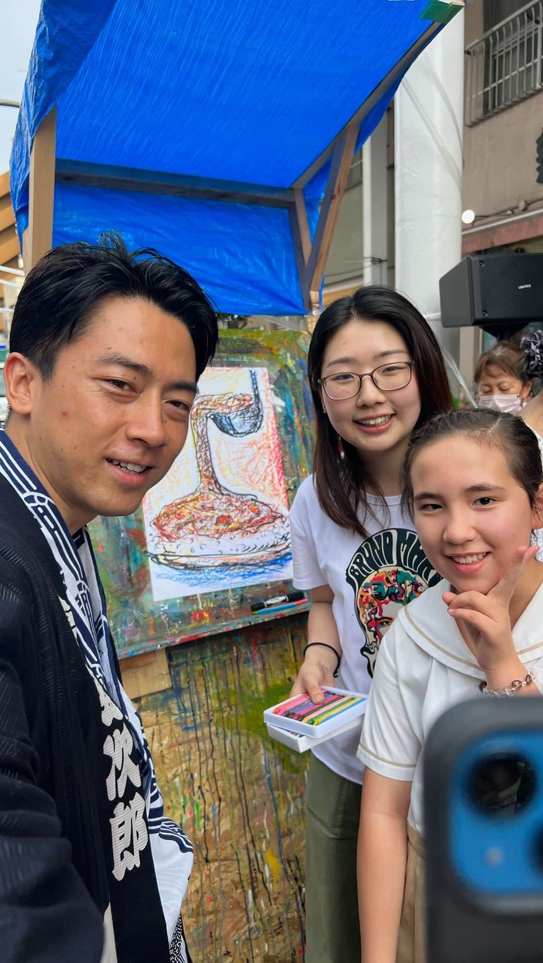 小泉進次郎のインスタグラム：「横須賀の久里浜商店街の「筆ロック」。 アーティストが5分の即興アートで闘うバトルイベント。 私も「海軍カレー」をテーマに参加しました。💦💦💦  #横須賀市 #久里浜 #筆ロック  #海軍カレー」
