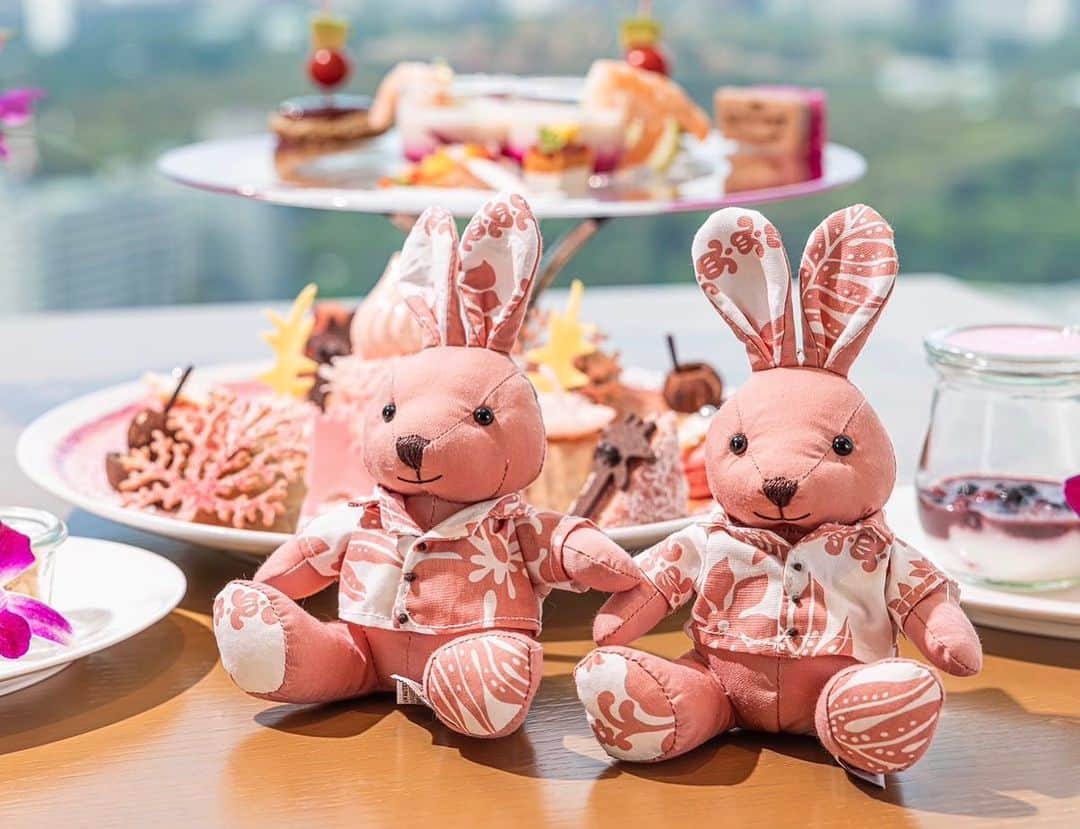のインスタグラム：「【Sunset Pink Palace Afternoon Tea〜with Pink Bunny〜】  100名さま限定。 8月1日から31日までの期間、「ロイヤルハワイアン, ラグジュアリーコレクションリゾート, ワイキキ」のオリジナル“Pink Bunny Keychain”付きアフタヌーンティー。  ロイヤルハワイアンのアロハシャツを着た可愛らしいピンク色のウサギが付いたアフタヌーンティーはAll-Day Dining OASIS GARDEN限定のプランとなっております🐰  さらに、Sky Gallery Lounge Levitaではサンセットをイメージしたノンアルコールカクテル付きアフタヌーンティーをお楽しみいただけます🍹  From August 1 to 31, we will offer a afternoon tea with an original "Pink Bunny Keychain" from The Royal Hawaiian, a Luxury Collection Resort, Waikiki.  This afternoon tea with a cute pink bunny wearing a Royal Hawaiian aloha shirt is available only at All-Day Dining OASIS GARDEN 🐰  In addition, guests can enjoy afternoon tea with non-alcoholic cocktails inspired by the sunset at Sky Gallery Lounge Levita🍹  Share your own images with us by tagging @princegallerytokyokioicho —————————————————————  #luxuryhotels #theluxurycollection #princehotels #akasaka #tokyo #visittokyo #tokyohotel #東京 #赤坂見附 #marriott #bonvoy #tokyoroom #ハワイアンフェア #hawaiianfair #Hawaii #ハワイ #royalhawaiian #ロイヤルハワイアン #pinkpalace #pinkbunny #ピンクパレス #marriottbonvoy #afternoontea #東京アフタヌーンティー #アフタヌーンティー #うさぎ #キーチェーン」