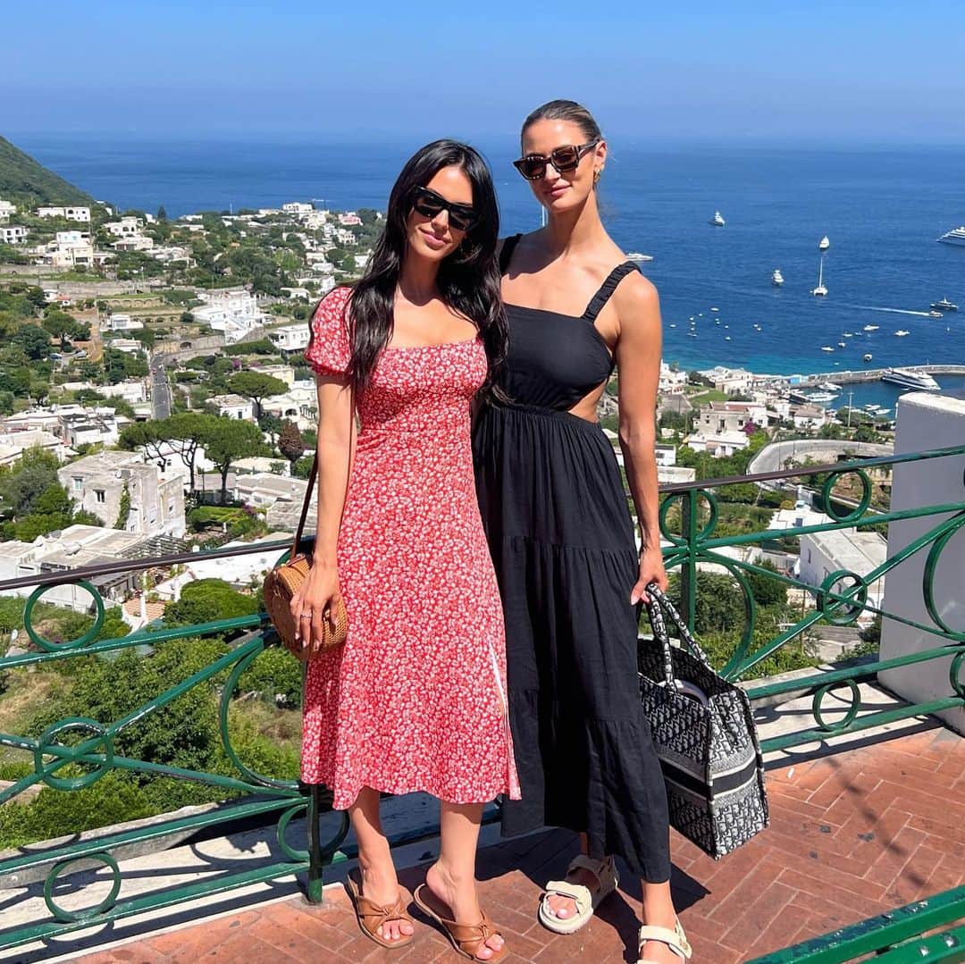 ジェシカ・ロウンズのインスタグラム：「Amalfiteers 👯‍♀️🇮🇹🍋🌊🍹✨ (portable neck fan for the win)」