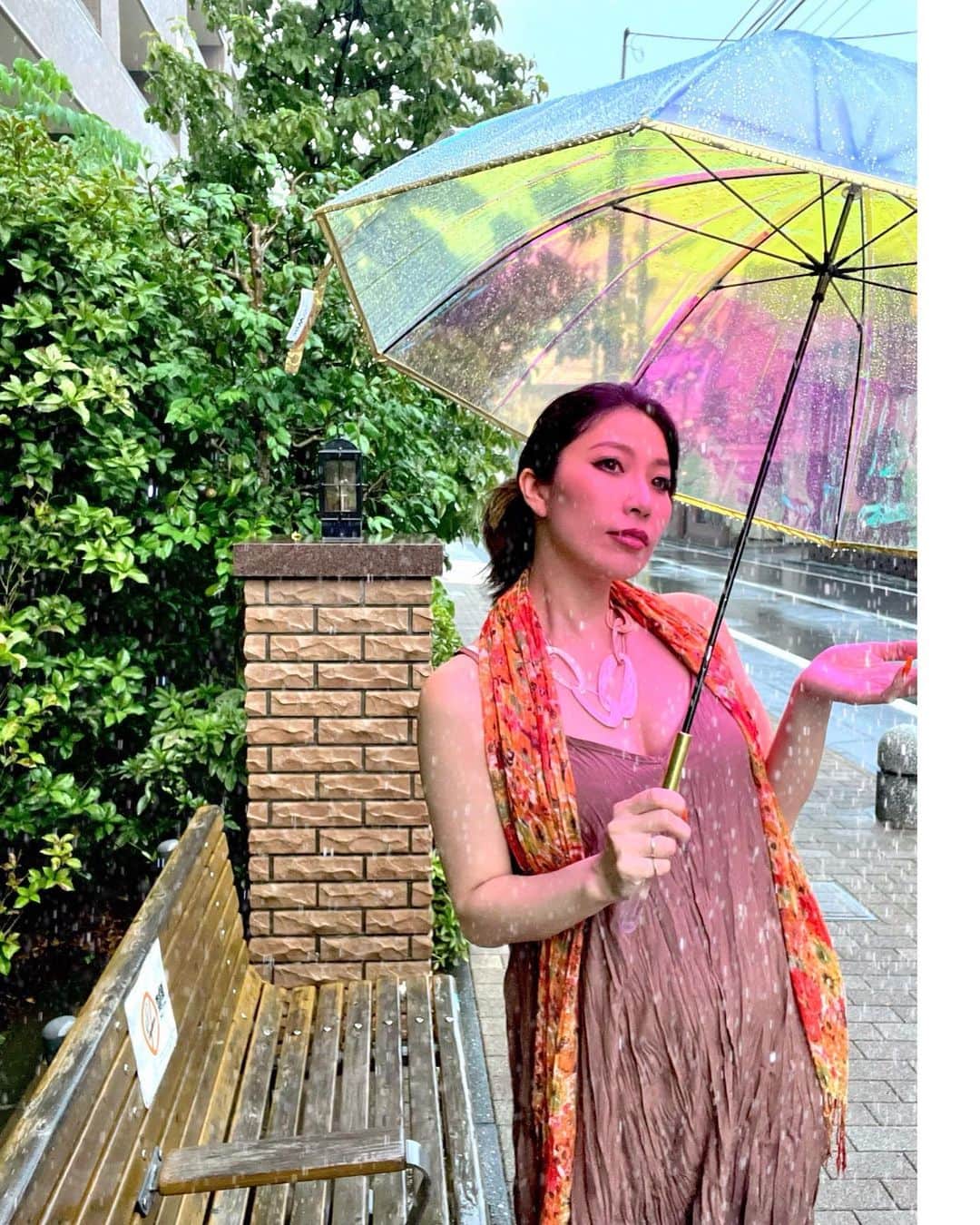 MAKIさんのインスタグラム写真 - (MAKIInstagram)「もうすぐ梅雨明けですね☂️ 雨の日って意外と好きだったりする カラオケでも雨の歌が好きだったりする  夏本番への3連休すたーてぃん🤲  私の本について素敵なレビューをいただきました😊 偽りのないまっすぐな評価に感動している日々です 皆さん本当にありがとうございます🧡 ストーリーに載せていきますのでぜひ見てくださいね  #東京ラプソディ #ラプ #ファッションブランド #ブランド立ち上げ #起業家 #ダンサー #ショーガール #モデル #東京 #東京ガール #tokyorhapsody  #rhap #fashionbrand #startsafashionbrand #entrepreneur #dancer #showgirl #model #tokyo #tokyogirl」7月15日 19時08分 - maki_rhap