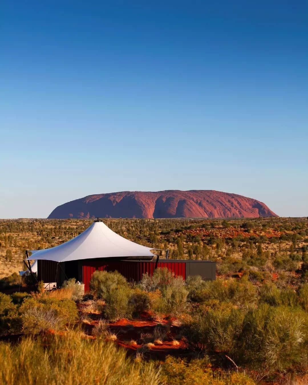 Australiaのインスタグラム：「Talk about room with a view ❤️ Welcome to @longitude131. Located in @ntaustralia's Uluṟu-Kata Tjuṯa National Park, a stay at this @luxurylodgesofaustralia desert basecamp will give you front-row views to @seeuluru! This stunning part of @visitcentralaus is home to the Aṉangu people, so we recommend joining a tour with a local Indigenous guide like @seitoutbackaustralia or @exploreuluru's Desert Awakenings tour. #seeaustralia #comeandsaygday #ntaustralia #seeulruru #redcentrent #visitcentralaus」