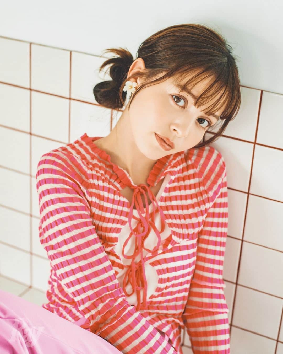 Rayのインスタグラム：「かとうちゃんはヘアゴムだけでできちゃう、ツンツンシニヨンに挑戦🌻🫧  まとめ髪にしたときに、 毛先をわざと遊ばせたツンツン感が Ｙ２Ｋみがあってかわいいと大ブーム。 定番のシニヨンも、 ヘアアクセなしで今っぽく更新できます😉💕  ヘアスタイルがおしゃれを左右する夏。 夏対応のテンション高めヘアアレで かわいさ3割マシめざしましょ！🤍  【着用アイテム】 ボーダーカーディガン 5,490円／NADIA FLORES EN EL CORAZON　 タンクトップ 2,199円／WEGO　 パンツ 2,990円／神戸レタス　 イヤリング 1,320円／Osewaya（お世話や） . . . . . . Ray 8月号 (6月22日発売) 企画名：高温多湿対応なごきげんヘアアレンジ モデル：​​#加藤ナナ( @katouchan )  #Ray #Ray専属モデル #Rayモデル #rayトレンド #プリかわ #プリかわ女子 #ぷりかわ #ぷりかわ女子 #ヘアアレンジ #ヘアアレ #シニヨン #シニヨンヘア #シニヨンアレンジ #Y2K #簡単アレンジ」
