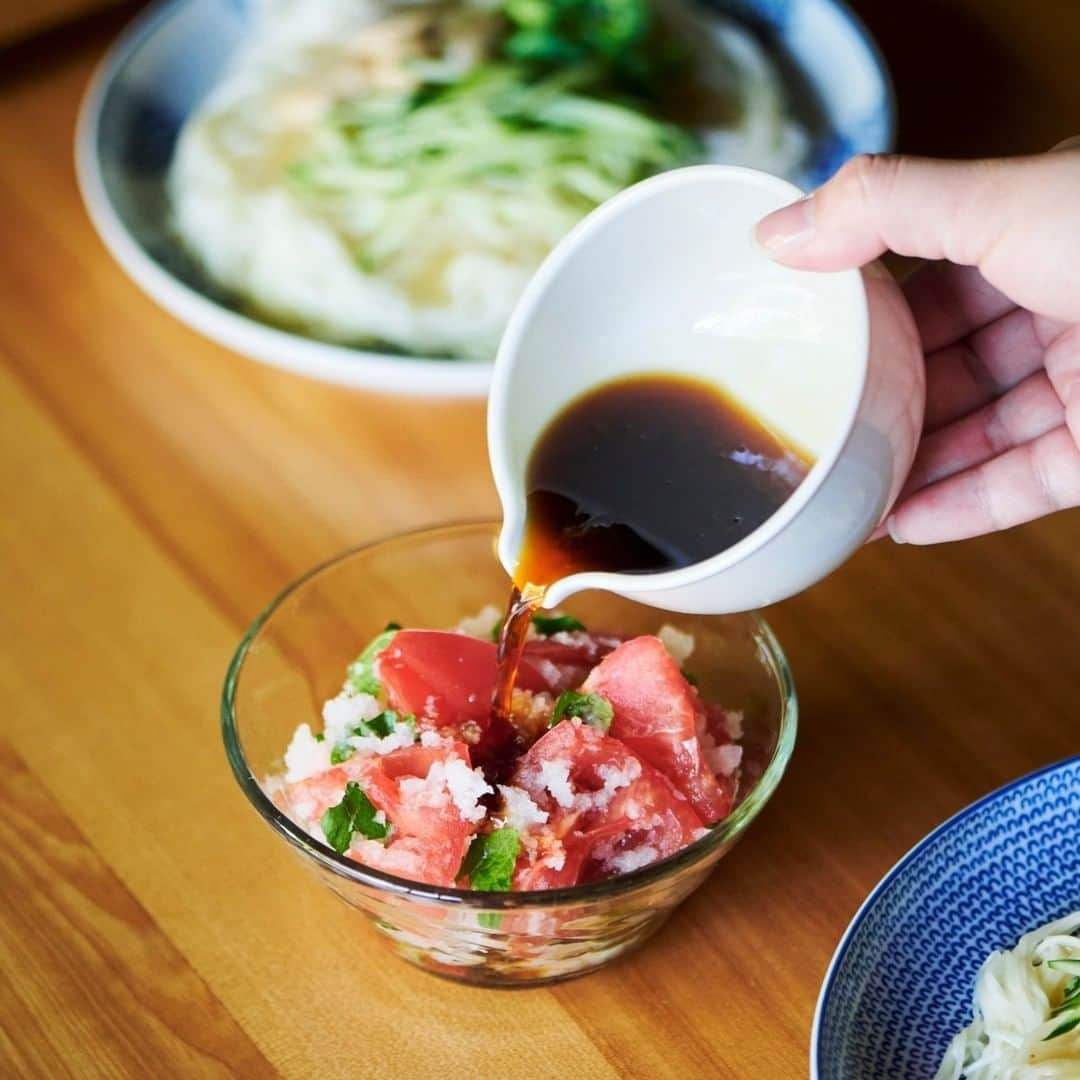 中川政七商店のインスタグラム：「「夏に似合う器。」小鉢にも、ドレッシングや麵つゆ入れにもなる、波佐見焼の片口ボウルをつくりました。  混ぜる・注ぐ・量る、3つの使い方ができる器。 調味料の計量にも使いやすい小、 和え物など混ぜたりサラダの水切りにも使いやすい中、 大皿料理の器としても容量たっぷりの大。 大・中・小の３サイズ展開なので、 用途に合わせてお選びください。  内側には計量の目安になる目盛りを付けているので、 ドレッシングを作ったりする際に便利です。  底が丸みを帯びているので混ぜやすく、 小サイズなら卵を混ぜるのにも丁度いいサイズです。  ▶うつわになる波佐見焼の片口ボウル　小／￥1,760 ▶うつわになる波佐見焼の片口ボウル　中／￥2,860 ▶うつわになる波佐見焼の片口ボウル　大／￥3,960  🦌お買い物はプロフィールリンクより @nakagawamasa7  🦌渋谷店では代引きを承っております(03-6712-6148)  ． 日本の工芸が教えてくれる 暮らしかた、生きかた。  Japan’s kogei. Teaching us how to live how to be. ．   #nakagawamasashichi #工芸 #暮らしの道具 #シンプルな暮らし #暮らしを楽しむ #ボウル #ガラスの器 #片口 #片口鉢 #調理道具 #うつわ #器 #波佐見焼」