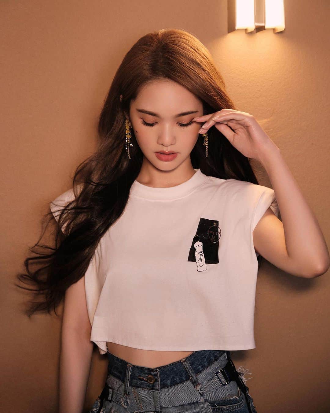 レイニー・ヤンのインスタグラム：「好愛音樂節 雖然熱得要命 超級爆汗  但是Live band就是爽💙💙💙  Photographer Lynn Makeup @_wgg_  Hairstylist Jing Gang  #造型圖 #工作照」