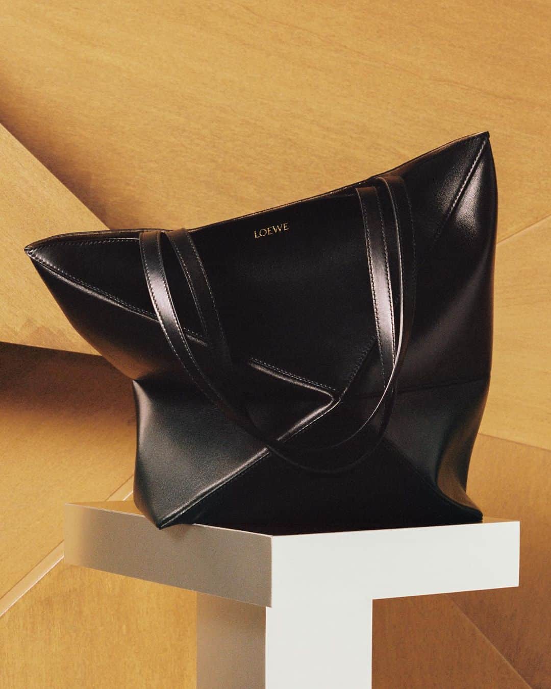 Loeweさんのインスタグラム写真 - (LoeweInstagram)「Large Puzzle Fold Tote in leather—inspired by the iconic geometry of the original Puzzle debuted in 2014 as Jonathan Anderson’s first bag for LOEWE and an archive design known as the Origami bag.  loewe.com  #LOEWE #LOEWEpuzzle」7月15日 19時00分 - loewe