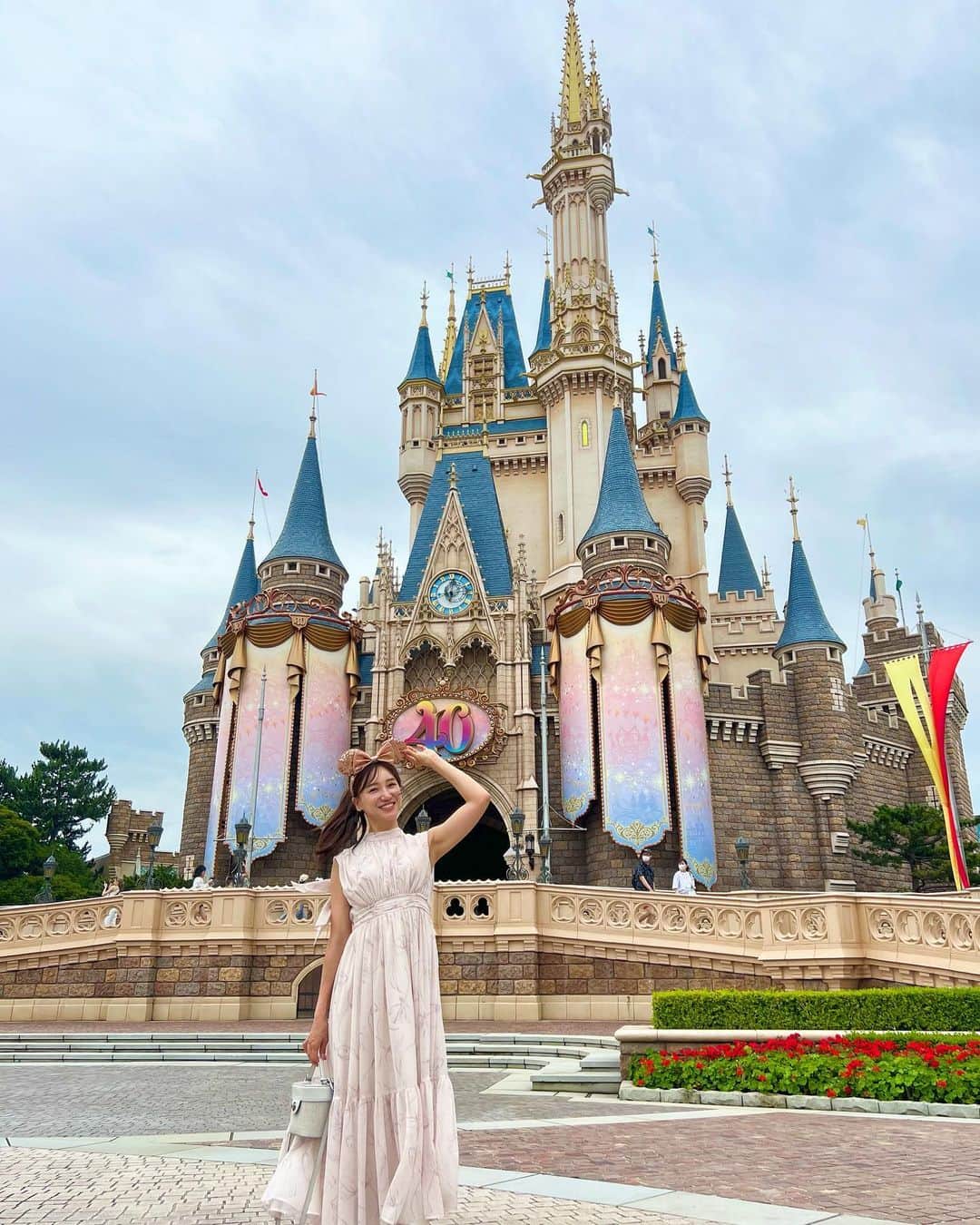 森川侑美のインスタグラム：「40周年を迎える 東京ディズニーランド🐭👑 お祭りムード一色の園内、 可愛さが至る所で溢れてました💐🏰🥹  去年より人が戻ってきてて 待ち時間もあったけど一通りアトラクションには乗れました🎢🎠☕️✌︎ 途中、気絶級の仮眠を挟みながら..😴  この節目に来れて本当に良かった💖  #tokyodisneyland  #東京ディズニーランド #40周年 👗💄 #ディズニーコーデ  #ディズニーメイク」