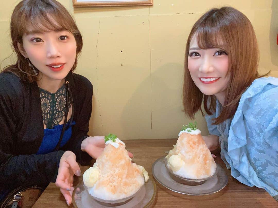 小峰みこさんのインスタグラム写真 - (小峰みこInstagram)「. 6月頭に、あげは姐さんと行ったKOKURA堂🙌 . フルーツかき氷初体験でした✨✨ 桃を丸ごと1個使っていて贅沢🤤🍑 甘くて爽やかで、すんごいおいしかったよー😋 . #みこパフェ ↑パフェじゃないけどハッシュタグ付けちゃった！笑」7月15日 19時01分 - mico_19911201