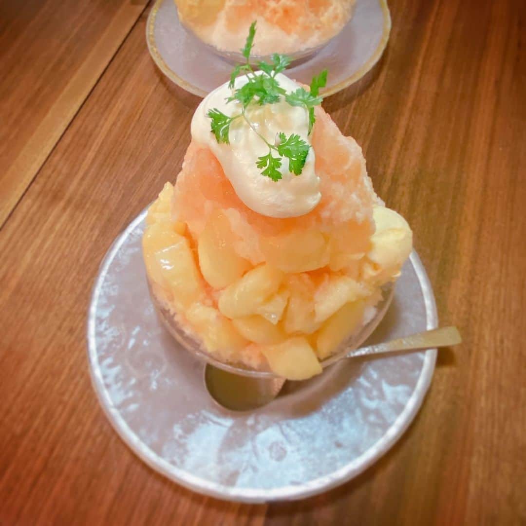 小峰みこさんのインスタグラム写真 - (小峰みこInstagram)「. 6月頭に、あげは姐さんと行ったKOKURA堂🙌 . フルーツかき氷初体験でした✨✨ 桃を丸ごと1個使っていて贅沢🤤🍑 甘くて爽やかで、すんごいおいしかったよー😋 . #みこパフェ ↑パフェじゃないけどハッシュタグ付けちゃった！笑」7月15日 19時01分 - mico_19911201