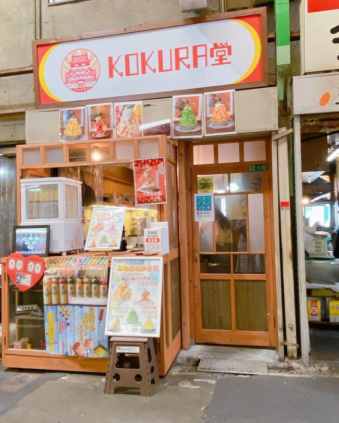 小峰みこさんのインスタグラム写真 - (小峰みこInstagram)「. 6月頭に、あげは姐さんと行ったKOKURA堂🙌 . フルーツかき氷初体験でした✨✨ 桃を丸ごと1個使っていて贅沢🤤🍑 甘くて爽やかで、すんごいおいしかったよー😋 . #みこパフェ ↑パフェじゃないけどハッシュタグ付けちゃった！笑」7月15日 19時01分 - mico_19911201