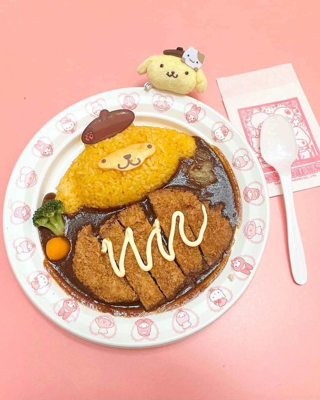 かほこ。のインスタグラム：「ㅤㅤㅤㅤㅤㅤㅤㅤㅤㅤㅤㅤㅤ ㅤㅤㅤㅤㅤㅤㅤㅤㅤㅤㅤㅤㅤ ピューロランドで食べたカレー かわいすぎる、、🥹🫰🏻💛 お互い身につけてたキャラクターを🍛 ㅤㅤㅤㅤㅤㅤㅤㅤㅤㅤㅤㅤㅤ ポチャッコのしゅうまい、 足になってること今載せる時に気付いた笑 ㅤㅤㅤㅤㅤㅤㅤㅤㅤㅤㅤㅤㅤ ストロー出したら、イラストが可愛くて 見せてくるありさが天使すぎた🥺🫰🏻 ㅤㅤㅤㅤㅤㅤㅤㅤㅤㅤㅤㅤㅤ ディズニーやらピューロやら メルヘンうるさくてごめんなさい🤣 ㅤㅤㅤㅤㅤㅤㅤㅤㅤㅤㅤㅤㅤ #kaho_foodie」