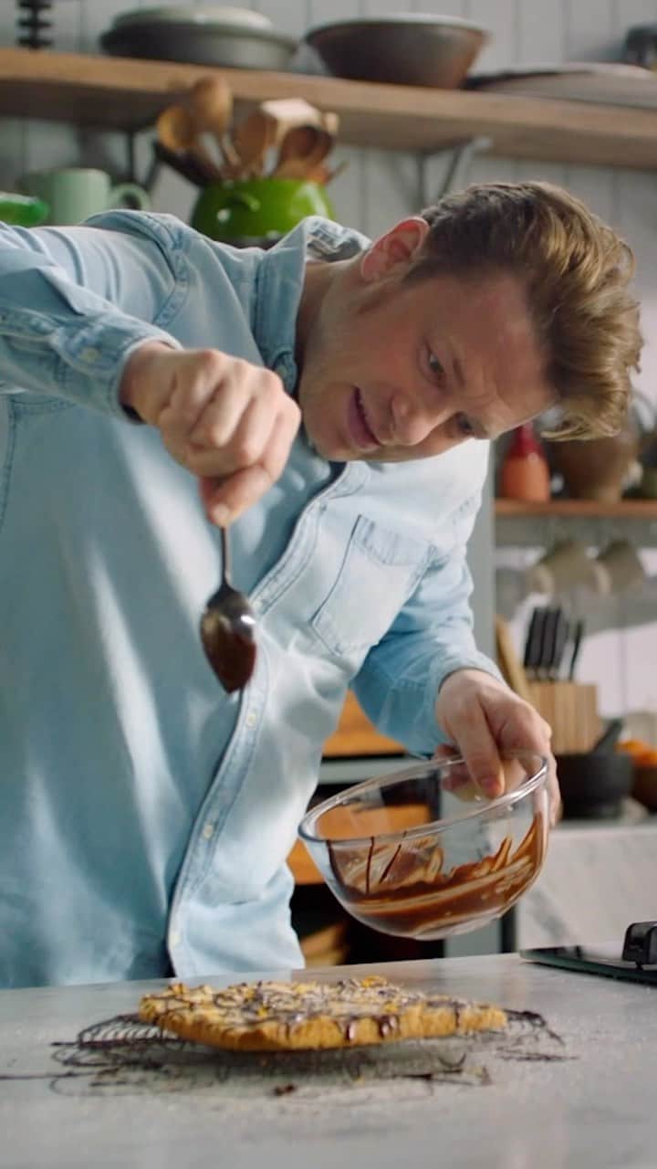 ジェイミー・オリヴァーのインスタグラム：「Happy Saturday gang! Got something special for you here... All you need is 5 ingredients for my chocolate orange #shortbread and it’s sooo fast to make. Enjoy and have an ace weekend xxx  #baking #weekendvibes」