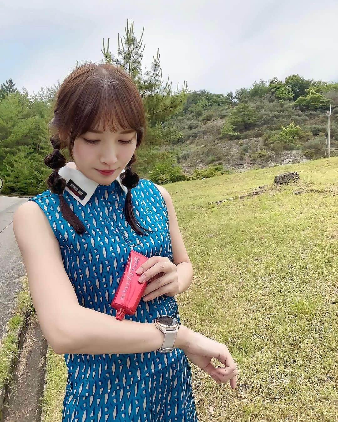 めるさんのインスタグラム写真 - (めるInstagram)「玉ねぎヘアしてみた🧅  暑くなってきたね〜🥵☀️ みんな日焼け対策してる？？ 日焼けするとシミやシワの原因になるから怖いよね😱  私は最近、ビオレさんから頂いた日焼け止め 『アスリズム』を使ってるよ✨  化粧下地にもなるから、顔〜全身使ってる✌️  伸びが良くて、ベタつかないのに肌がしっとり！  汗・水・擦れに強いからゴルフ中も安心😮‍💨⛳️  石鹸で落とせるし、ゴルフ以外にレジャーや日常でも使いやすくてお気に入り🎵  パッケージもカッコイイからメンズの人も持ちやすいと思う🤭🩷  一緒にUV対策頑張ろー🥰☀️  @bioreuv_jp  #ビオレUV #アスリズム #bioreuv#pr #日焼け止め #日焼け対策 #紫外線対策 #マスク焼け #ゴルフ女子 #ゴルフ男子#ゴルフコーデ#ゴルフウェア#ゴルフファッション#ゴルフ場#ゴルフ」7月15日 19時05分 - meru_golf