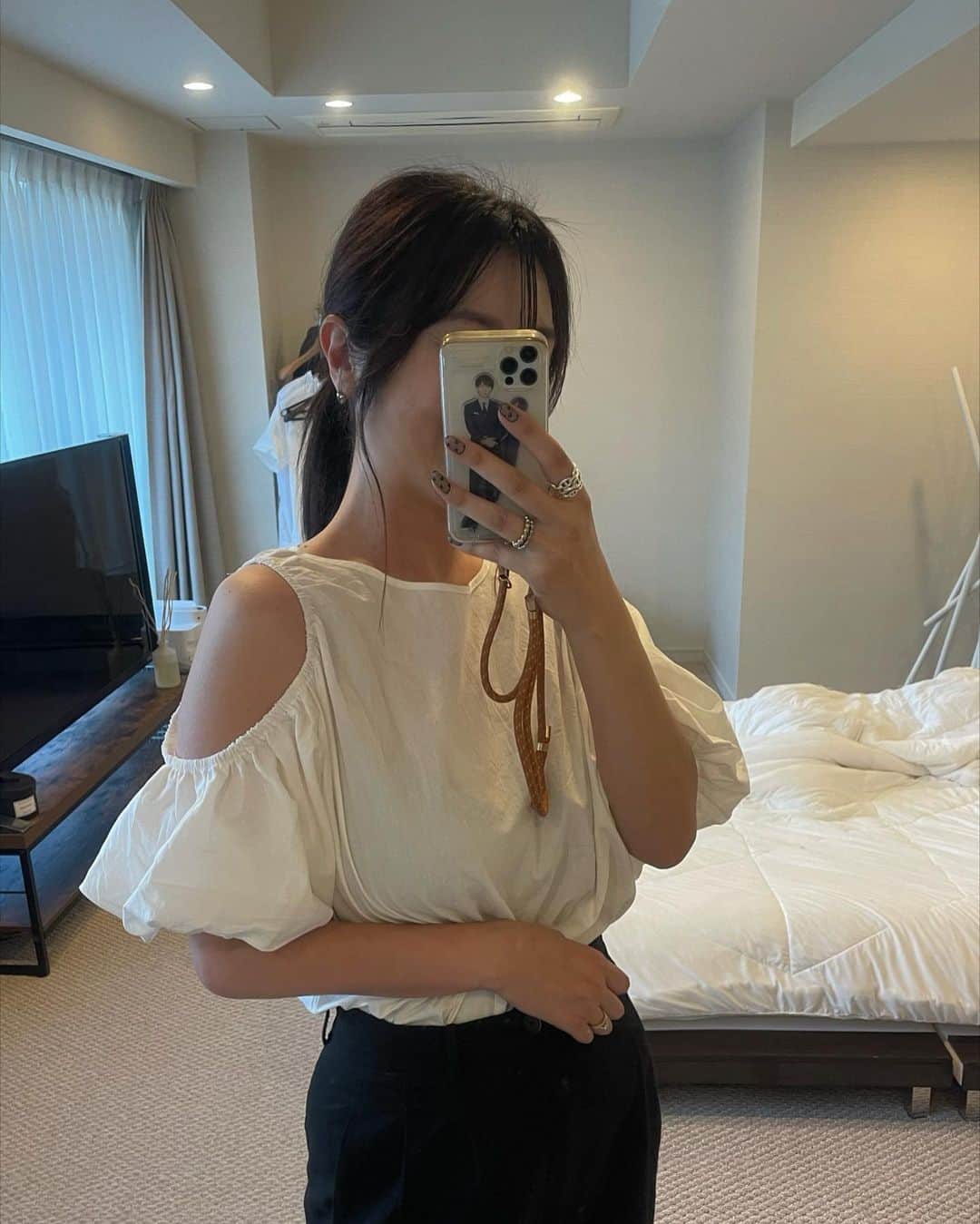 のインスタグラム：「☆ 𝕠𝕦𝕥𝕗𝕚𝕥 ☆  . 匂わせ女みたいな写真  ベットに寝てるのが推しならいいのにw  得意技、肩出し @shein_japan   これも大当たり♡かわいい 片方だけ肩出しもまたかわいい  クーポンコードあるので良かったらどーぞ‼️ 安いのにもっと安くなるよ ☟ 6S169 5999円で15%オフ 6000円以上のご購入で20％オフ  . . #saveinstyle #SHEIN #SHEINコーデ #SHEIN購入品 #夏コーデ #夏服  #購入品紹介 #pr #高身長女子#高身長コーデ#40代コーデ #40代ファッション#大人カジュアル#30代ファッション #30代コーデ#骨スト#骨格ストレート#シンプルコーデ#キレイめコーデ#オフショル#匂わせ」