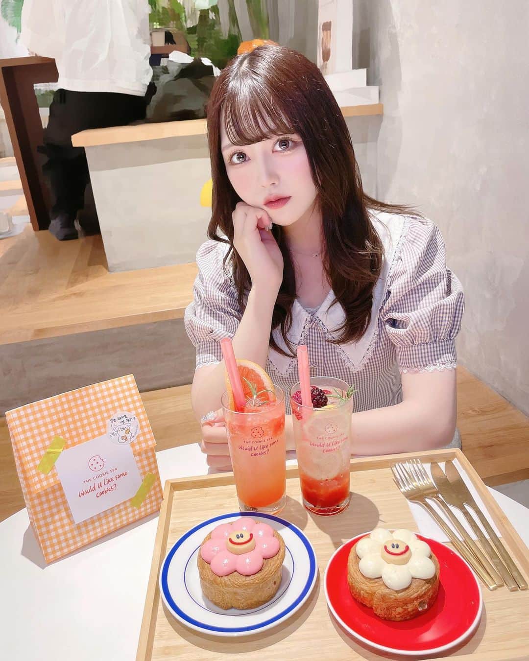 茉井良菜のインスタグラム：「🥄 ⁡ 新大久保の行きたかったカフェ☕️ お花のスイーツがすごくおいしかった😌🤍 ⁡ クッキーも可愛くて美味しそうだったから テイクアウトした！袋も可愛い〜♡ ⁡ クッキーの保存方法も書いてたよ〜！ 今度お家でお紅茶と食べようとしてます🥺🤍 ⁡ 空間もおしゃれで居心地よかった〜！ また行きたいカフェです☺️💖  #新大久保カフェ #新宿カフェ #韓国カフェ #thecookie594 #新大久保グルメ #新大久保スイーツ #カフェ巡り #カフェ活」