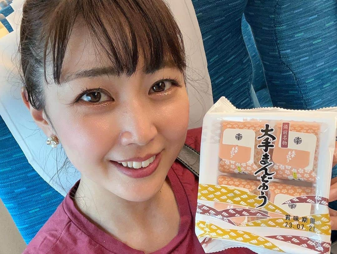 高橋沙織さんのインスタグラム写真 - (高橋沙織Instagram)「今日はイオンモール岡山で、超人気者やす子さんとお笑い＆盆踊りイベントでした\(//∇//)\ いやぁ、楽しかった〜！！ あんなガチで盆踊りすることになるとは！笑 満杯の客席！やす子さんの人気凄すぎた〜 けど私たちのことも暖かく迎えいれてくれて、岡山大好きなっちゃった♡  しかも帰り道に、観てくださってた方から大手まんぢゅういただきました！ 感激！  やす子さん、めちゃくちゃ売れっ子やのにすごく腰が低くて、素敵なお人柄でした！ かなり歳下やけど、勉強させていただきました〜 はい〜っ♡  #イオンモール岡山 #やす子 さん #元自衛隊芸人 #アルミカン #岡山」7月15日 19時09分 - arumikan_saorin