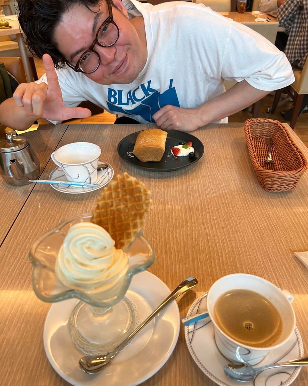 のインスタグラム：「いつぞやの喫茶店 #喫茶店 #羽田空港内 #何をしとんねん #濃厚ソフトクリーム #何をしとんねん #後ろで子供がずっと泣いてた #何をしとんねん #ヤーレンズ」