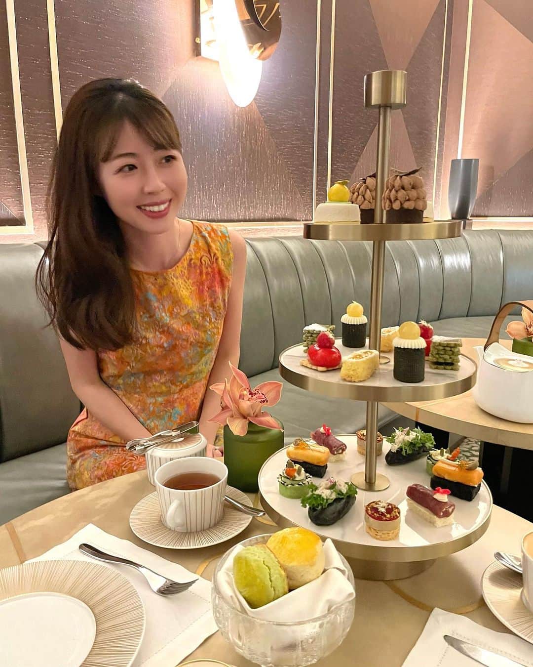 坂本奈津美のインスタグラム：「🍰🫖✨ 去年開業したばかりのセントレジスジャカルタでアフタヌーンティー。  @the.drawingroom  @stregisjakarta   食器が好みで素敵だったなぁ✨ ケーキスタンドの後にはワゴンで運ばれてくるスイーツも🤍 持ち帰って数日楽しめました😋  #afternoontea #アフタヌーンティー #セントレジス #セントレジスジャカルタ #thestregis #stregis #stregisjakarta #🫖 #🍰 #jakarta #indonesia #ジャカルタ #インドネシア」
