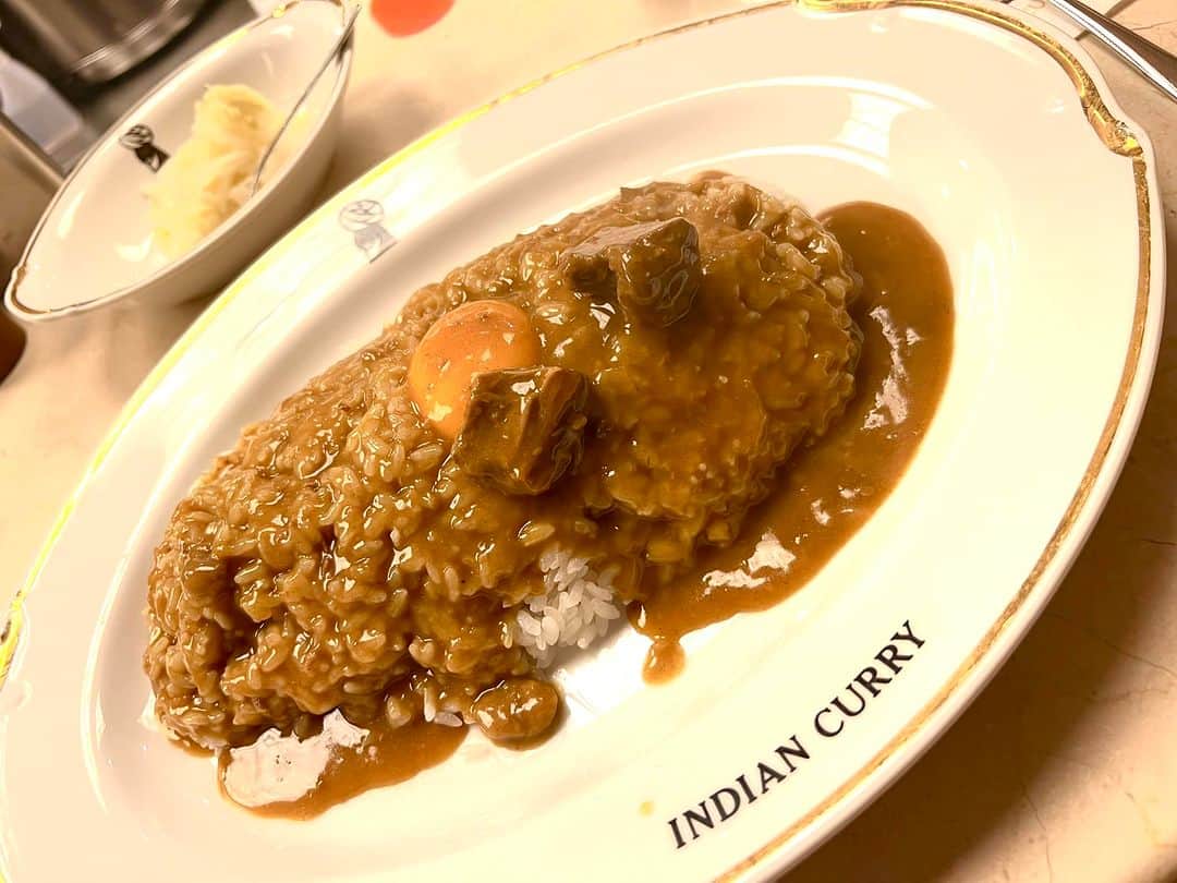 野口克也のインスタグラム：「妻のお迎えの後に滑り込んだインデアンカレー。  この、カレー屋、丸の内のビルの地下一階にあるのだけど、クルマで行くと、地下二階に停められる。 で、そこの駐車場、30分までは無料なので、いつも最短コースでクルマ降りて、食べて、会計して、クルマに戻っている。  駐車券のタイムスタンプ見ると、18分。 いつも、夫婦で最短でカレーを補充して帰るのだったw」