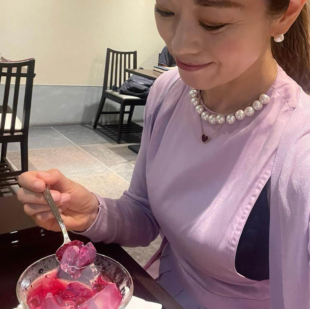 沢瀉美緒さんのインスタグラム写真 - (沢瀉美緒Instagram)「※ Kyoto🍧 . ふたたび、京都へ。 涼を求めて、太極殿で琥珀流しを。 . 今月は赤紫蘇とペパーミント❤️💚 . ソーダを入れて味変もできます。 . どこもかしこも祇園祭一色で 浮き足だってしまいますね。 . 提灯に火が灯ってお囃子が聞こえると尚更。 . . #太極殿 #琥珀流し #赤紫蘇 #kyoto #京都 #京都カフェ #甘味処」7月15日 19時20分 - mio_omodaka