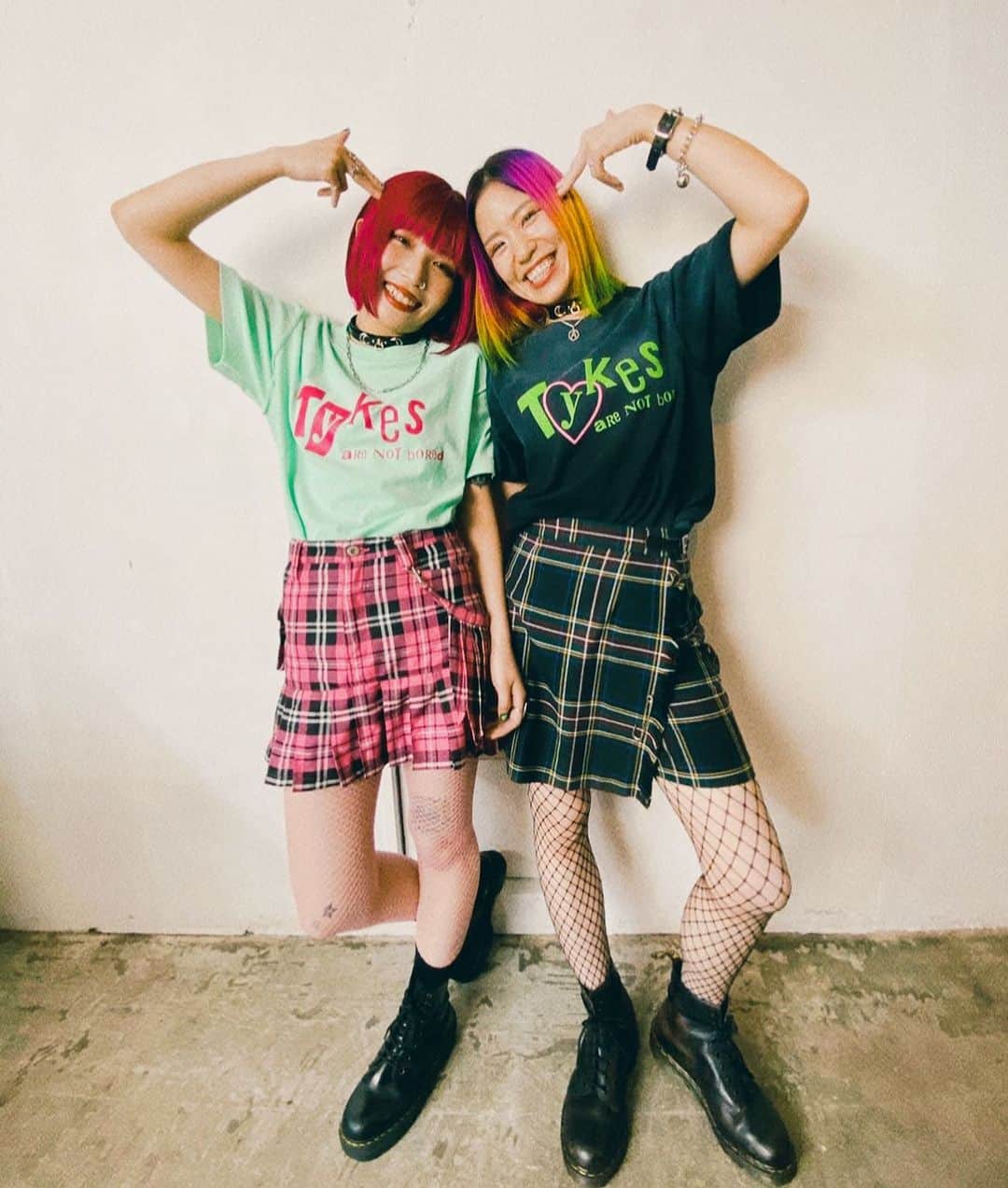 あやぺたのインスタグラム：「@tykes_are_not_bored_official   今日から新しいTシャツがたくさん先行予約発売しました！！！！ 是非チェックよろしくです🫶  @tykes_are_not_bored_official  https://tykes.official.ec/」