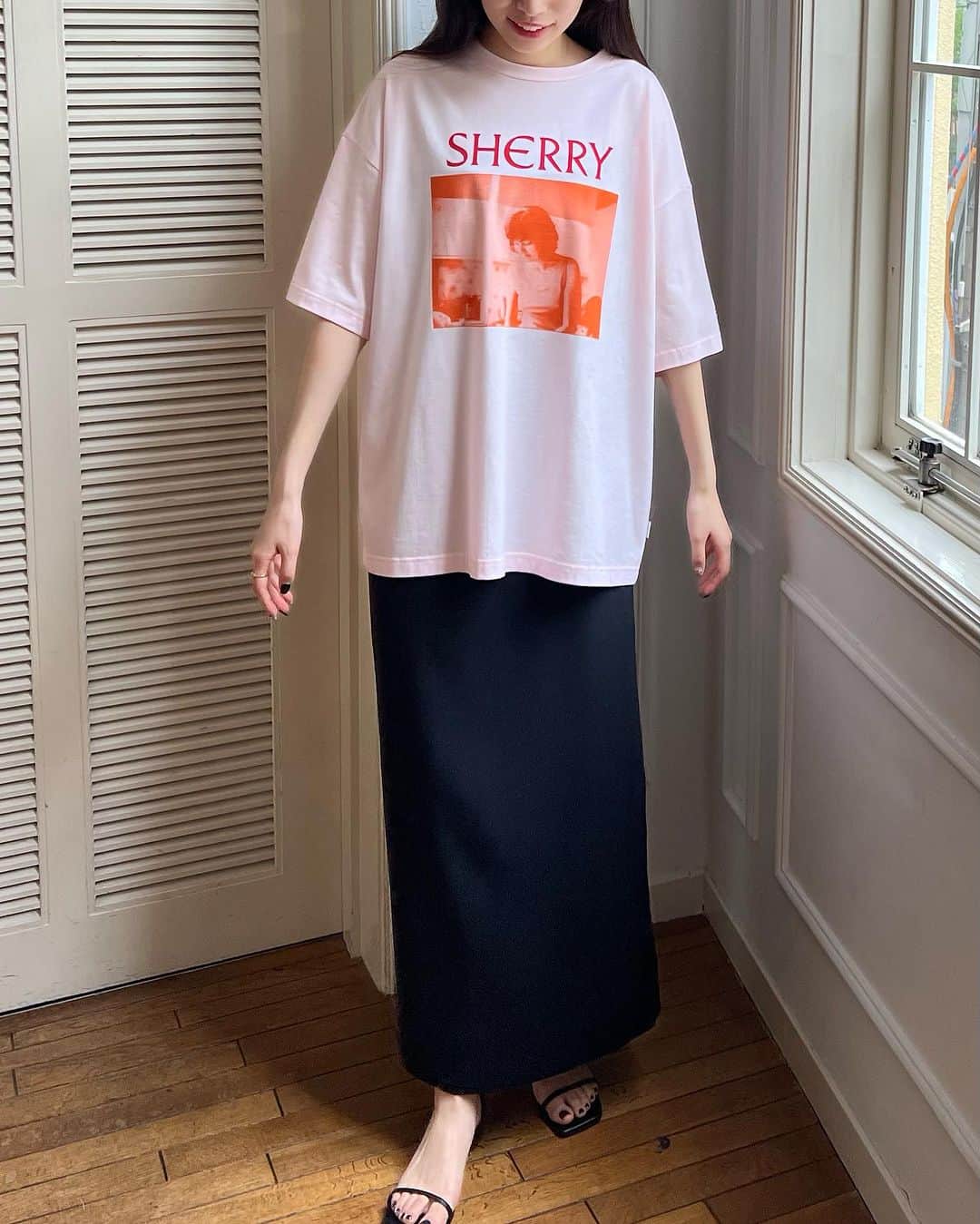 GREED TOKYO STOREさんのインスタグラム写真 - (GREED TOKYO STOREInstagram)「【GREED TOKYO STORE 16TH ANNIVERSARY ITEM】  Greed International Tokyo Store 16周年を記念いたしましてAnniversary アイテムを発売致します。  皆さまからたくさんのリクエストをいただいておりましたOh SherryよりコーディネートのアクセントになるPhotoTシャツ3種類・Long Sleeve Tee・CAP4色を周年に合わせてご用意いたしました。 Oh Sherryらしいスパイスの効いたアイテムとなっております！ まずはPhotoTシャツ3種類のご紹介です❣️  "Short Sleeve Tee" kids(White)/mom(Pink)/car(Blue) ¥17.600  Photoプリントが今年らしいビッグTee 厳選された超長綿だけを使用した天竺素材を使用し、極限まえま高密度に編み立てる事で適度なハリ感とそれでいて柔らかさのある着心地のよいビッグシルエットのTシャツです  Size: kids(White)/car(Blue) 着丈 ：68cm 身幅：58cm 肩幅：58cm 袖丈：22cm mom(Pink) 着丈:70cm 身幅：60cm 肩幅：60cm 袖丈：22cm  【発売日】 7/21(金)11:00〜 Tokyo Store・Fukuoka Store・Official Online Shop3店舗同時発売 ※今回周年アイテムのご予約は承っておりません。  #greedinternational #bedandbreakfastqualityoflife #greedtokyo#greedfukuoka #ohsherry#tee#tshirt#bigtee#phototee #tops#ootd#seasonless   #Tシャツ#Tシャツコーデ#夏コーデ#シーズンレス#外苑前#表参道」7月15日 19時21分 - greed_tokyo