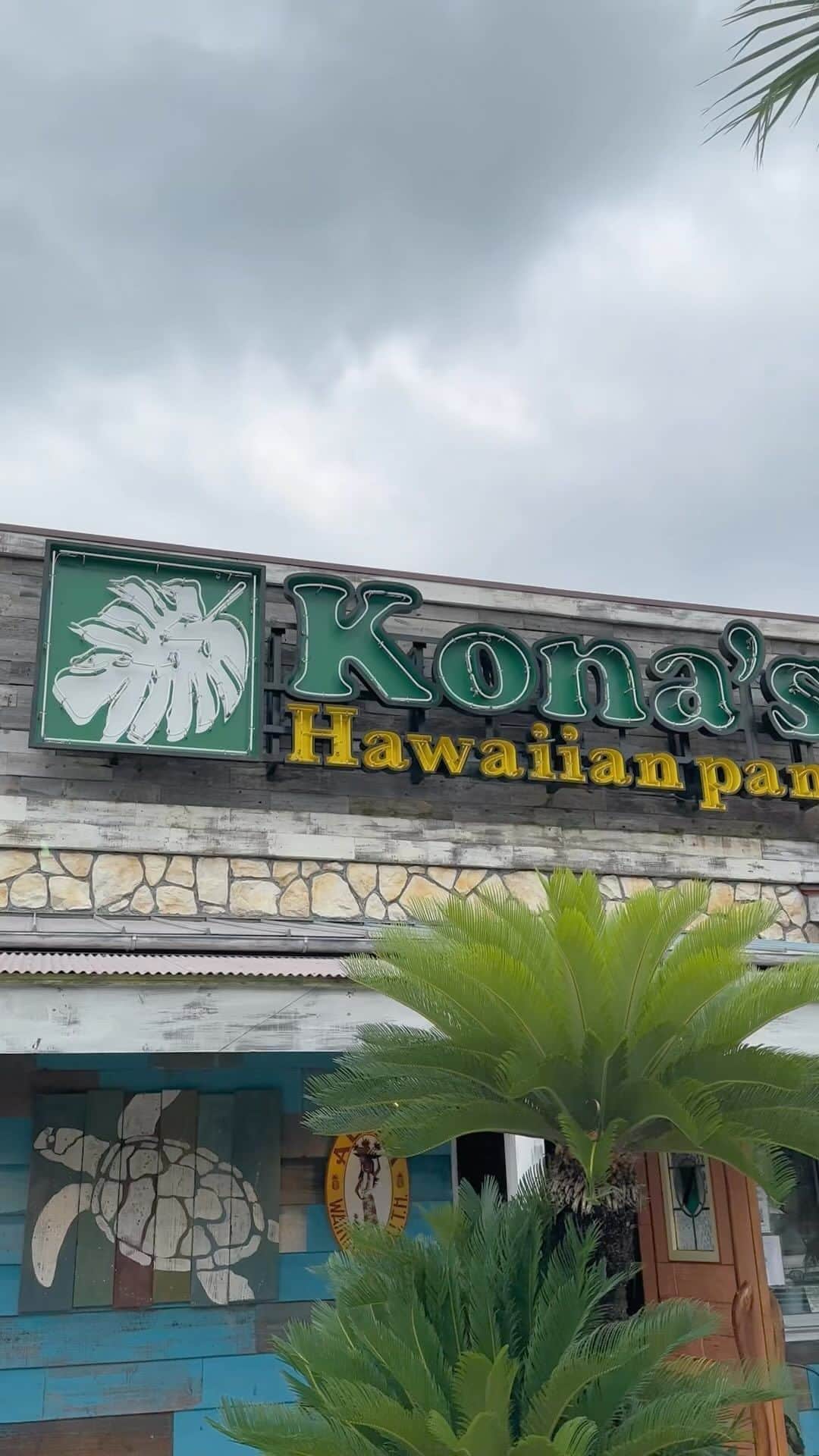 蓮池虎太郎のインスタグラム：「12月のHawaiiが待ちきれず、 Hawaiian Cafeに来てしまいました✨  @konas_coffee 店  #hawaii  #cafe #vlog  #ガーリックシュリンプ #アサイーボウル  #コナズ珈琲」
