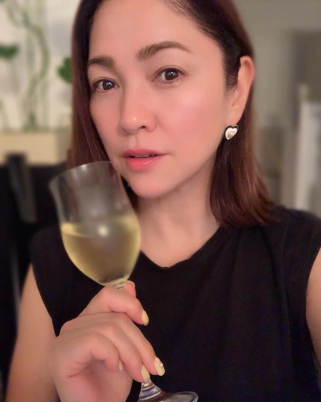 田中悦子さんのインスタグラム写真 - (田中悦子Instagram)「ゲリラライブしました❣️ ご参加くださった方 ありがとう❣️ 仕事〜のエステ後で 気持ちよーく飲んで🍷 ノリノリでした。 素敵な三連休を❣️ 明日、yoorからライブします。 暇人な方、すぐに登録して 遊びにきてね😘 インスタプロフィールに🔗貼ってます👍  #お疲れ様でした #ゆっくり過ごしましょうね #ワイン #wine #winelover」7月15日 19時33分 - etsuko.reborn25