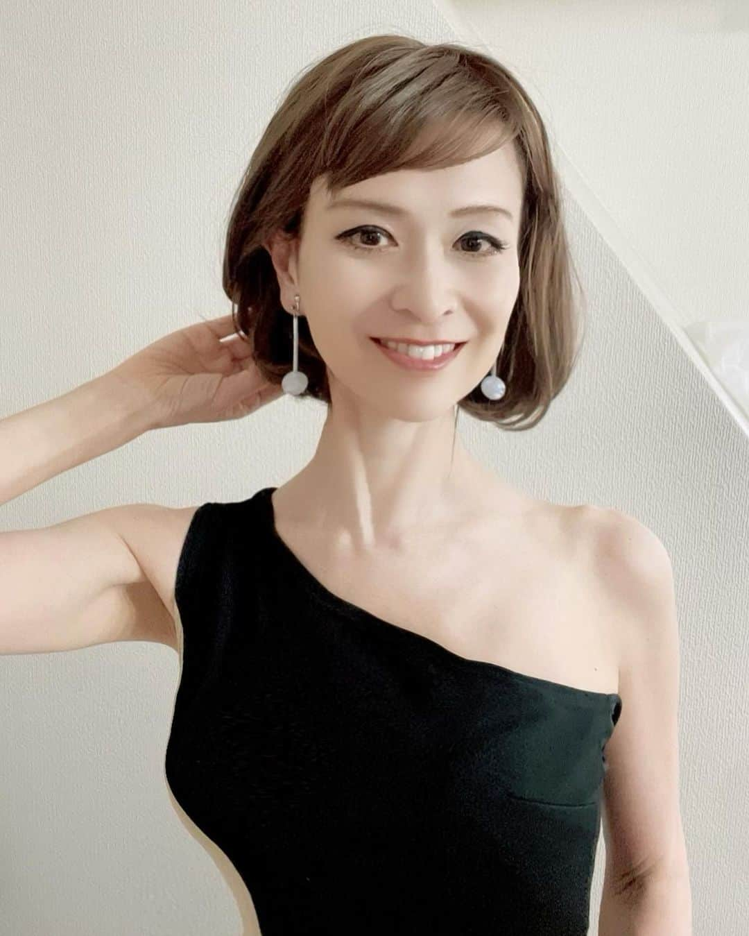 里井真由美さんのインスタグラム写真 - (里井真由美Instagram)「夏のイメージチェンジ①  わーい🤍長い髪をショートに〜😘🤍  ☞2枚目も見てね  7月も後半⤴️ もう真夏の勢いだし、 恋するテンションで 色々チャレンジしたいな🤍🤍  とは言え、いきなりショートヘアは なかなか勇気がいるかと思うのです...  実はウィッグならすぐ変身できちゃう 😉💓  そうなの、切ってないの。 これウィッグです〜　w  。。。  ウィッグって、ショートヘアの方が「髪を長くしたい」時につけるイメージですが「その逆」の心理も叶えてくれます。  今回は短めな、いわゆるボブっぽい長さ。  長さがよくわかるように、とご用意頂いたワンピースがかなりボディコンだった😆  で、この髪の長さだと、 首・肩・背中のケアにも 自然と気合いチカラが入るかも、笑。  。。。  おしゃれ以外の何らかの理由で ウィッグつける方も気軽につけられる価格と、即納の良さ。  楽天roomでご紹介してます♡  ②違うバージョンもあるの。笑　 またご紹介しますね🤍  。。。  楽しい週末をお過ごしくださいね〜  。。。  #夏のイメージチェンジ#ショートヘア#ボブ#ウィッグ#楽天room#楽天roomに載せてます #夏#夏だし#恋するテンション#ウィッグヘア#変身願望#里井真由美#フードジャーナリスト里井真由美」7月15日 19時26分 - mayumi.satoi