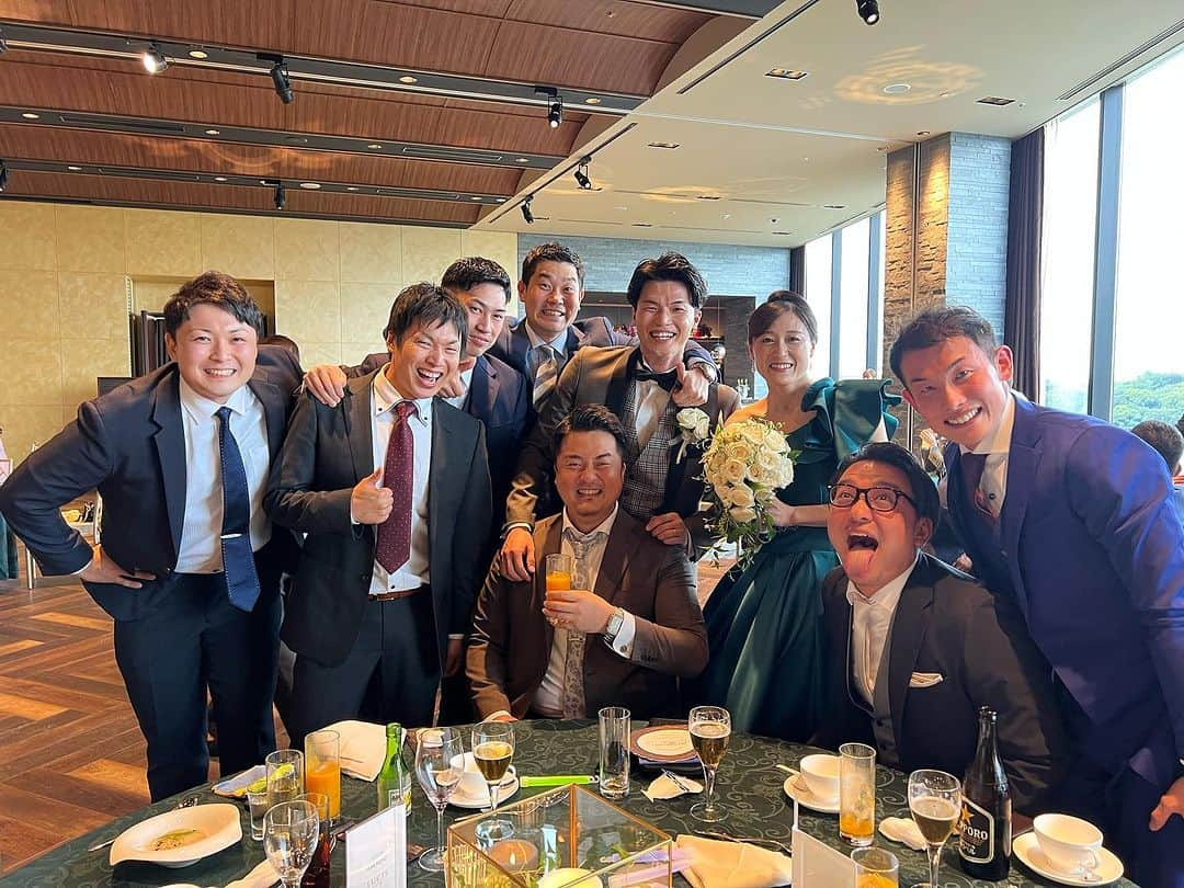 堀畑裕也さんのインスタグラム写真 - (堀畑裕也Instagram)「【素敵な結婚式】 今日は小学校の時から付き合いの @ryo_ishii61 の結婚式でした✨  素敵な奥様と幸せそうな笑顔あふれる結婚式で久しぶりにご両親にも会えました😊  諒くんとは小学校の時から同じ系列校のKLスポーツで僕の初JOは諒くんとのフリーリレーでした🏊  そこから毎回JOには一緒に行って中2の時には諒くんは全種目決勝に残り僕は全種目予選落ち💦  決勝を戦う姿を見てあの場所で戦える諒くんが羨ましかった覚えがあったなー😅  高校も同じ豊川高校に進学して3年間高校水泳を満喫して大学は中京大学と日体大で分かれてしまったけど引退してからも関わりがあって本当に一番長い付き合いかな😁  本当にいろんな人から愛される人柄だからこそ今日の結婚式も素敵な結婚式でした✨  結婚式では高校時代にライバル校にいた麻里勢や祥平、豊川の同期の直規やあきお、武田、高校は日大豊山に行ってしまったけど中学までは愛知県のバタフライを牽引してきた直紀など素晴らしい仲間たちとも再会できました☺️  本当はみんなともっと一緒にいたかったけど明日は久しぶりの家族デーなので後ろ髪引かれながら愛知に帰ります🤣  諒くん結婚おめでとう🎉 末長くお幸せに✨  そして7/31豊川でスタート講習会よろしく💪  #結婚式 #水泳 #豊川高校 #中京大学 #飛龍高校 #日大豊山 #学校は違えどいつまでも良き友」7月15日 19時27分 - yuyahorihata