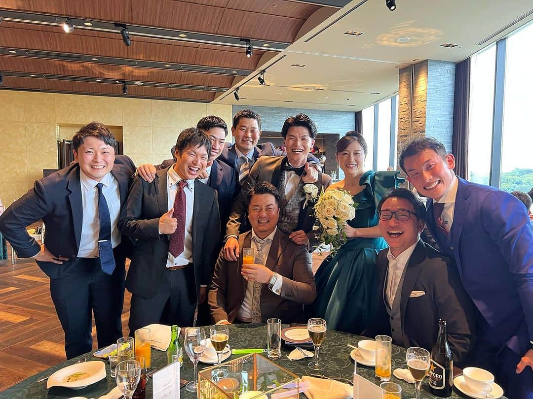 堀畑裕也さんのインスタグラム写真 - (堀畑裕也Instagram)「【素敵な結婚式】 今日は小学校の時から付き合いの @ryo_ishii61 の結婚式でした✨  素敵な奥様と幸せそうな笑顔あふれる結婚式で久しぶりにご両親にも会えました😊  諒くんとは小学校の時から同じ系列校のKLスポーツで僕の初JOは諒くんとのフリーリレーでした🏊  そこから毎回JOには一緒に行って中2の時には諒くんは全種目決勝に残り僕は全種目予選落ち💦  決勝を戦う姿を見てあの場所で戦える諒くんが羨ましかった覚えがあったなー😅  高校も同じ豊川高校に進学して3年間高校水泳を満喫して大学は中京大学と日体大で分かれてしまったけど引退してからも関わりがあって本当に一番長い付き合いかな😁  本当にいろんな人から愛される人柄だからこそ今日の結婚式も素敵な結婚式でした✨  結婚式では高校時代にライバル校にいた麻里勢や祥平、豊川の同期の直規やあきお、武田、高校は日大豊山に行ってしまったけど中学までは愛知県のバタフライを牽引してきた直紀など素晴らしい仲間たちとも再会できました☺️  本当はみんなともっと一緒にいたかったけど明日は久しぶりの家族デーなので後ろ髪引かれながら愛知に帰ります🤣  諒くん結婚おめでとう🎉 末長くお幸せに✨  そして7/31豊川でスタート講習会よろしく💪  #結婚式 #水泳 #豊川高校 #中京大学 #飛龍高校 #日大豊山 #学校は違えどいつまでも良き友」7月15日 19時27分 - yuyahorihata