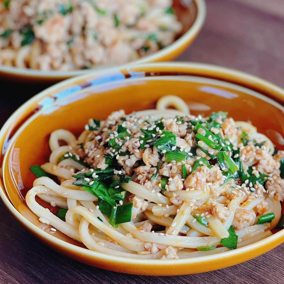 ゆうきのインスタグラム：「スタミナ系焼うどんレシピ👍  冷凍うどんを使うので、調理時間も短く済み、 お手軽レシピ！  具材は、 鶏ひき肉をたっぷり入れて、ニラもたっぷり。 生姜と辛味をきかせて、食欲を刺激します😁  夕食に、ビールのお供にも◎🍺  ✏︎レシピ⬇︎ 〜鶏そぼろとニラのピリ辛焼うどん〜 【材料（2人分）】 ・冷凍うどん……2人前 ・鶏ももひき肉……180g ・ニラ……1/2束 → 1cm幅に切る ・サラダ油……小さじ2杯ほど ・白ごま……適量 a.ごま油……大さじ1杯 a.豆板醤……小さじ1杯 a.生姜……1かけ → みじん切りにする b.オイスターソース……小さじ2杯 b.しょうゆ……小さじ1杯  【作り方】 1. 冷凍うどんは、表記の時間レンジで温める。  2. 中火で温めたフライパンに（a）を入れて炒める。香りがたったら鶏ひき肉を入れて、そぼろ状になるまで炒める。  3. 火が通ったら、フライパンの半分に寄せ、空いたところに1を入れて、サラダ油を回しかけ焼く。ニラも加えてさっと炒めたら、（b）を回しかけて炒め合わせる。  4. 全体が馴染んだら器に盛り付けて、白ごまをかけて完成。 ・ ・ ・  #おうちごはん#お昼ごはん#昼ご飯#うどん#冷凍うどん#レシピ#簡単レシピ#焼うどん#おうちカフェ#マカロニメイト#フーディーテーブル #lunch#japanesefood#foodpic」