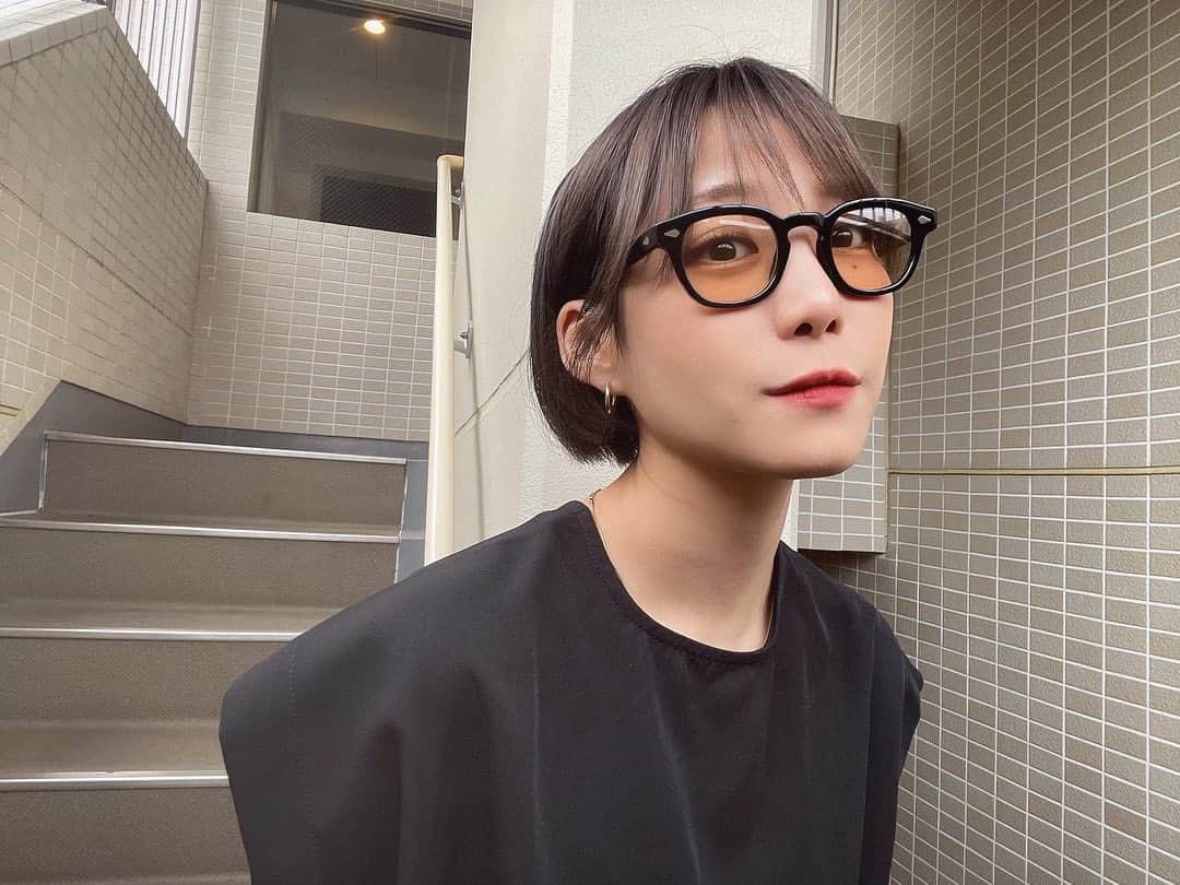 小嶋結里亜のインスタグラム：「. .  . 👓🩶 MOSCOT... size 44 。 ⁡ サイズとカラーで悩みに悩んで 最終的にブラウンレンズにしました。 最高にお気に入りです。🖤  あ、髪切りました。 ⁡ . . ⁡ ⁡ #役者#妃乃ゆりあ#低身長女子#猫好き#私服 #ショートヘア女子#ショートヘア#7月#夏 #カラーレンズ #眼鏡女子 ⁡ . ⁡ #girl#actress#spring#ootd#code#fashion #일상#japanesegirl#summer#moscot」