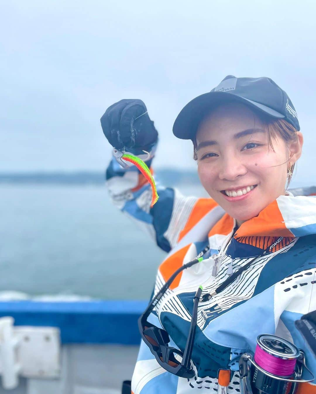 利水翔さんのインスタグラム写真 - (利水翔Instagram)「. 先月行ったプライベート釣り🎣 ⁡ 今回はルアーシーバス＆まごち狙いで✨ シーバス３匹とエイ、海藻をキャッチ🥰笑 エイと海藻はリリースしました😂😂笑 ⁡ 残念ながらまごちは釣れなかったけど 大漁で楽しかったー😘 ⁡ １日中キャスティングして 腕がパンパンになりました😂😂 ⁡ エイとのファイトは またリールにUPします🤭✨ ⁡ ⁡ ⁡ ⁡ ⁡ ⁡ #ootd #happy #바다낚시 #lurefishing #lure #釣りガール #japan #tokyo #钓鱼 #釣り #fishing #シーバス #アイランドクルーズ #boat #プライベートフィッシング  #ルアーフィッシング #利水つばさ #ファインダー越しの私の世界」7月15日 19時29分 - tsubasa.toshimizu