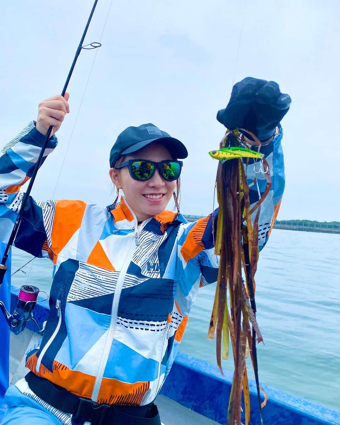 利水翔さんのインスタグラム写真 - (利水翔Instagram)「. 先月行ったプライベート釣り🎣 ⁡ 今回はルアーシーバス＆まごち狙いで✨ シーバス３匹とエイ、海藻をキャッチ🥰笑 エイと海藻はリリースしました😂😂笑 ⁡ 残念ながらまごちは釣れなかったけど 大漁で楽しかったー😘 ⁡ １日中キャスティングして 腕がパンパンになりました😂😂 ⁡ エイとのファイトは またリールにUPします🤭✨ ⁡ ⁡ ⁡ ⁡ ⁡ ⁡ #ootd #happy #바다낚시 #lurefishing #lure #釣りガール #japan #tokyo #钓鱼 #釣り #fishing #シーバス #アイランドクルーズ #boat #プライベートフィッシング  #ルアーフィッシング #利水つばさ #ファインダー越しの私の世界」7月15日 19時29分 - tsubasa.toshimizu