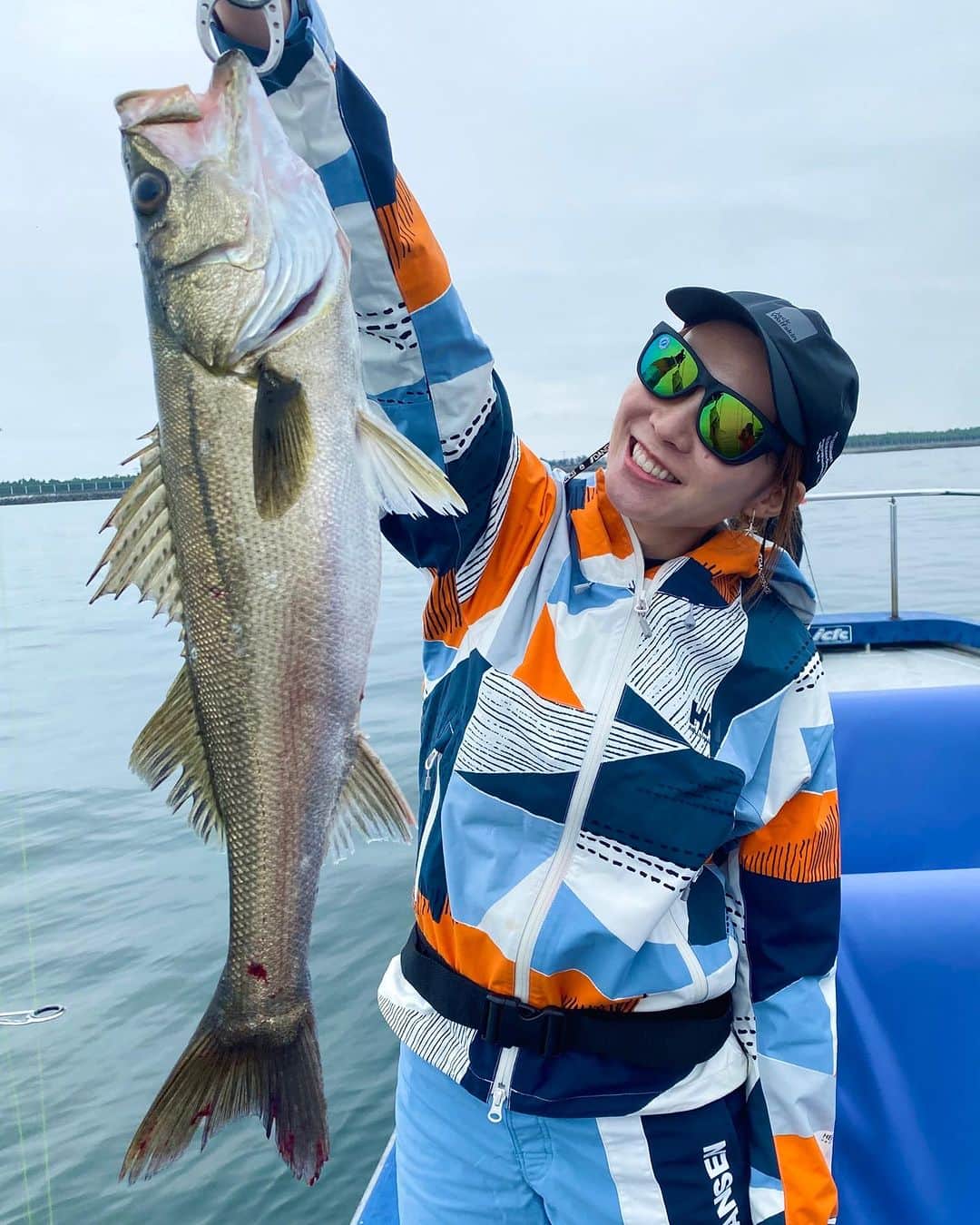 利水翔さんのインスタグラム写真 - (利水翔Instagram)「. 先月行ったプライベート釣り🎣 ⁡ 今回はルアーシーバス＆まごち狙いで✨ シーバス３匹とエイ、海藻をキャッチ🥰笑 エイと海藻はリリースしました😂😂笑 ⁡ 残念ながらまごちは釣れなかったけど 大漁で楽しかったー😘 ⁡ １日中キャスティングして 腕がパンパンになりました😂😂 ⁡ エイとのファイトは またリールにUPします🤭✨ ⁡ ⁡ ⁡ ⁡ ⁡ ⁡ #ootd #happy #바다낚시 #lurefishing #lure #釣りガール #japan #tokyo #钓鱼 #釣り #fishing #シーバス #アイランドクルーズ #boat #プライベートフィッシング  #ルアーフィッシング #利水つばさ #ファインダー越しの私の世界」7月15日 19時29分 - tsubasa.toshimizu